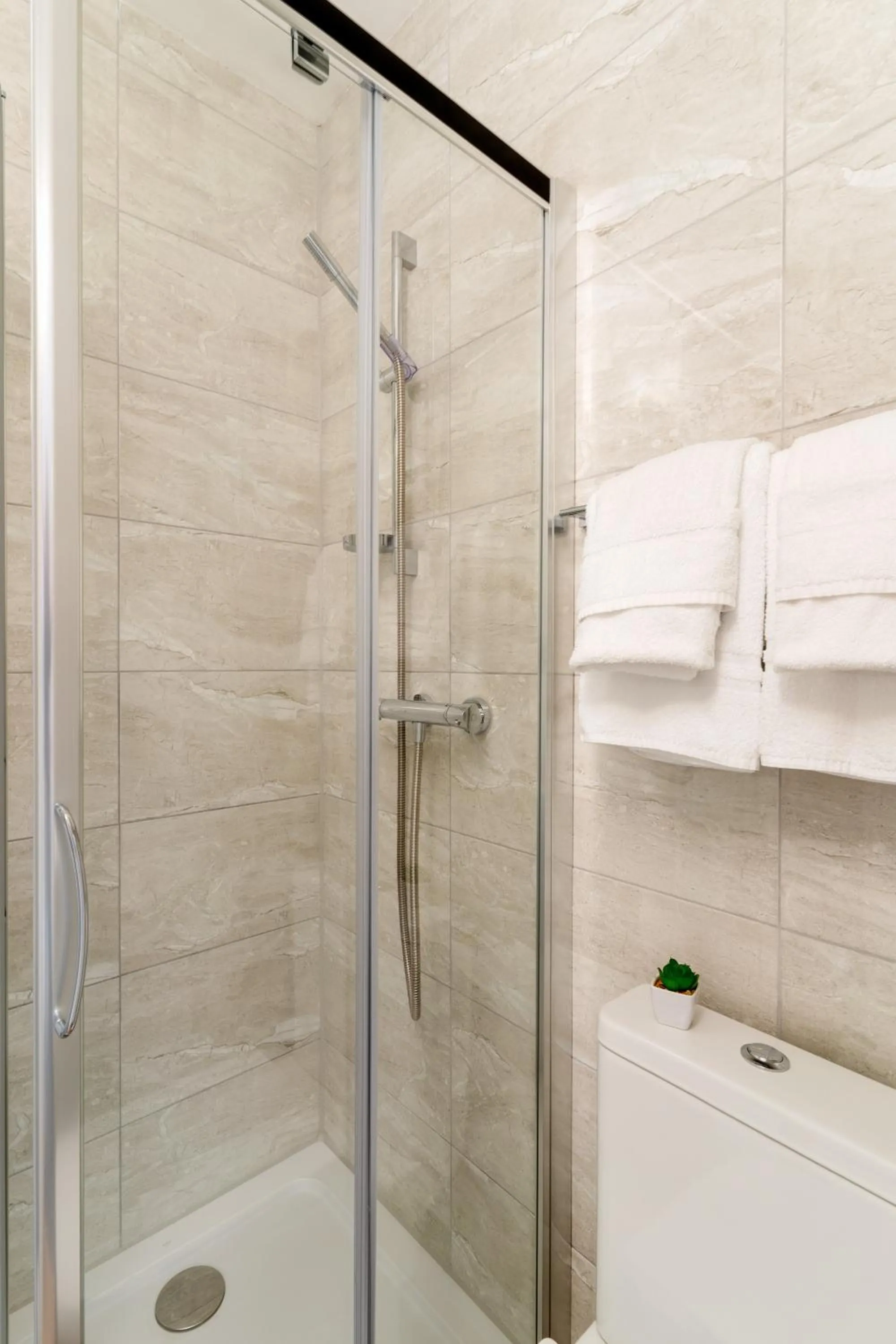 Shower in The Torland - Paignton Seafront - free parking, all rooms en-suite