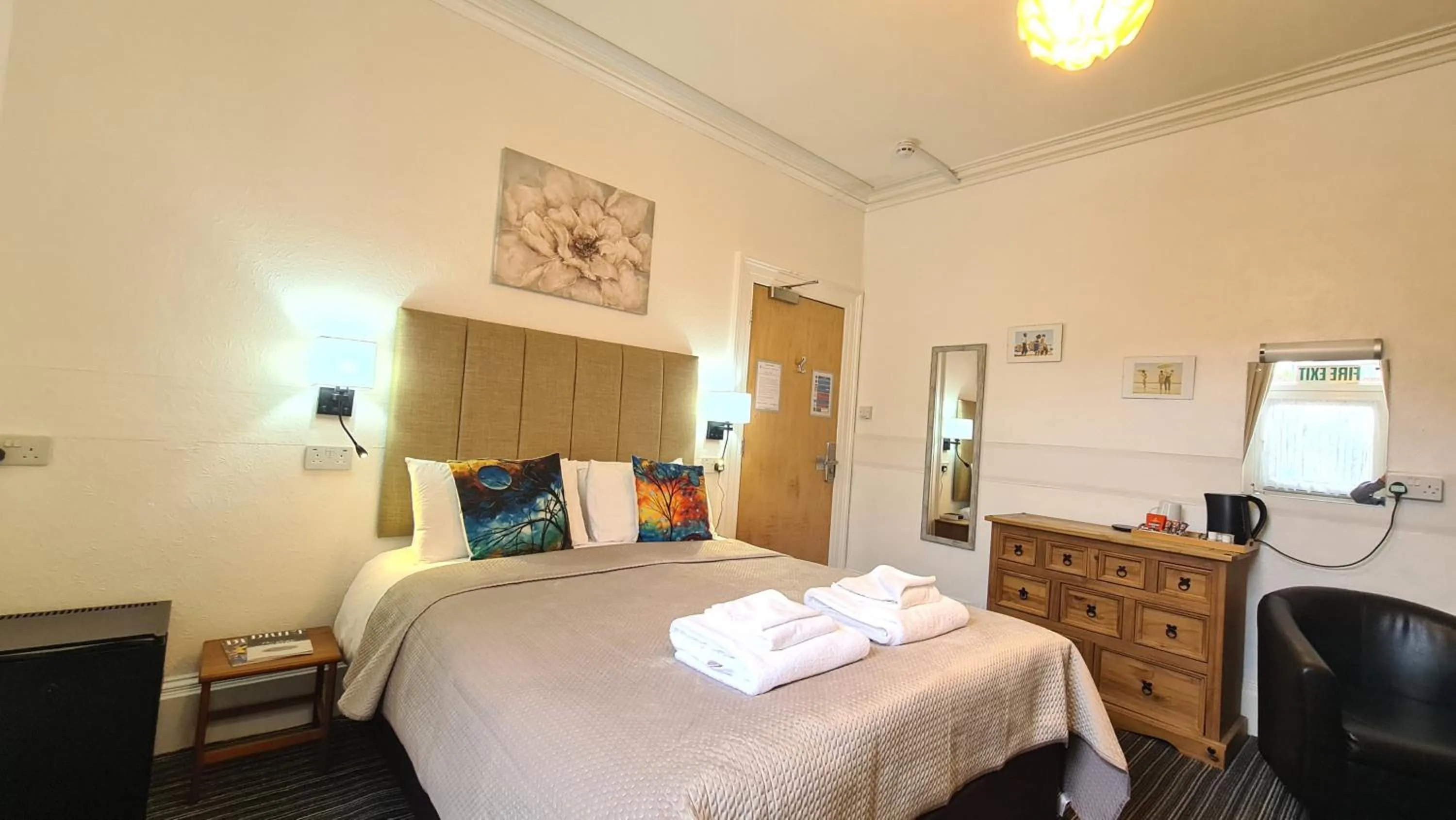 Photo of the whole room, Bed in The Torland - Paignton Seafront - free parking, all rooms en-suite