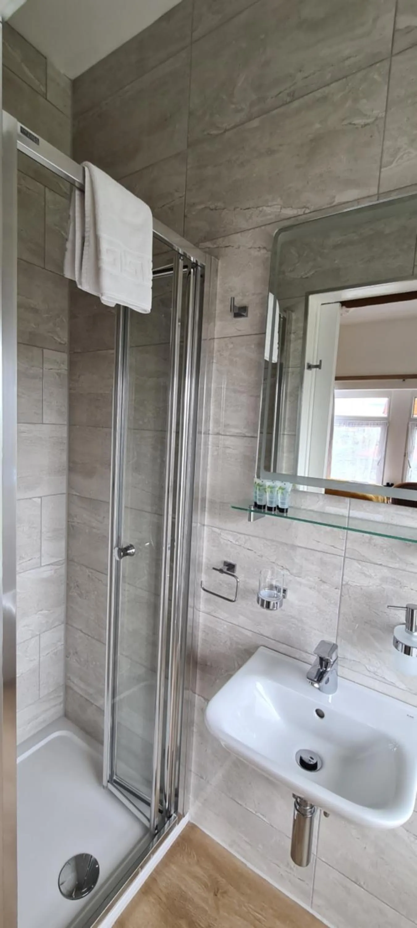 Shower in The Torland - Paignton Seafront - free parking, all rooms en-suite