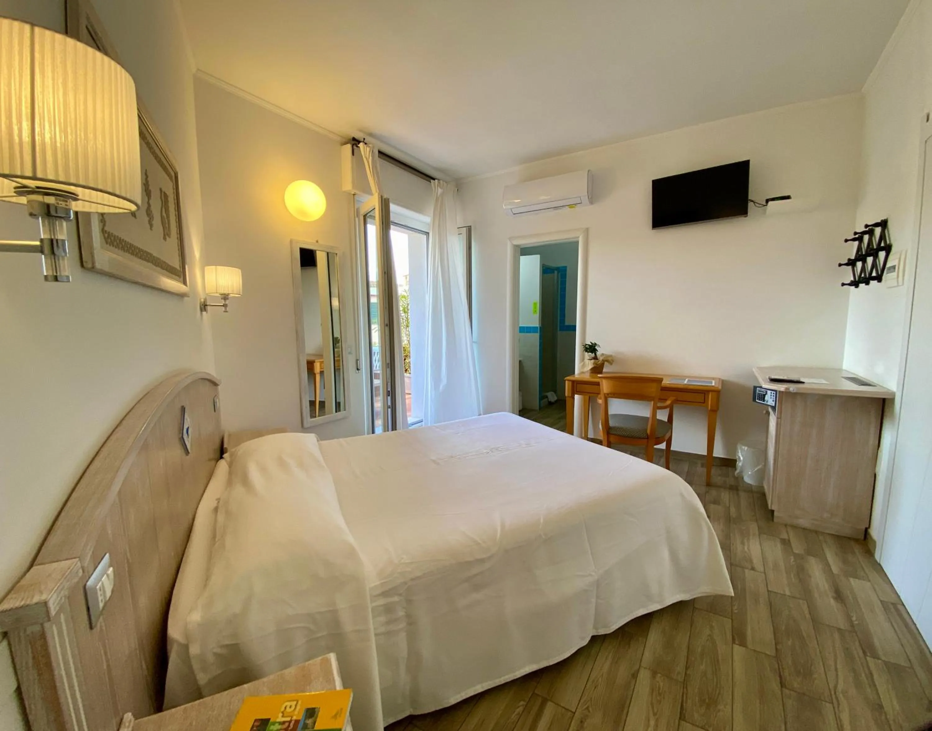 TV and multimedia, Bed in Locanda degli Artisti