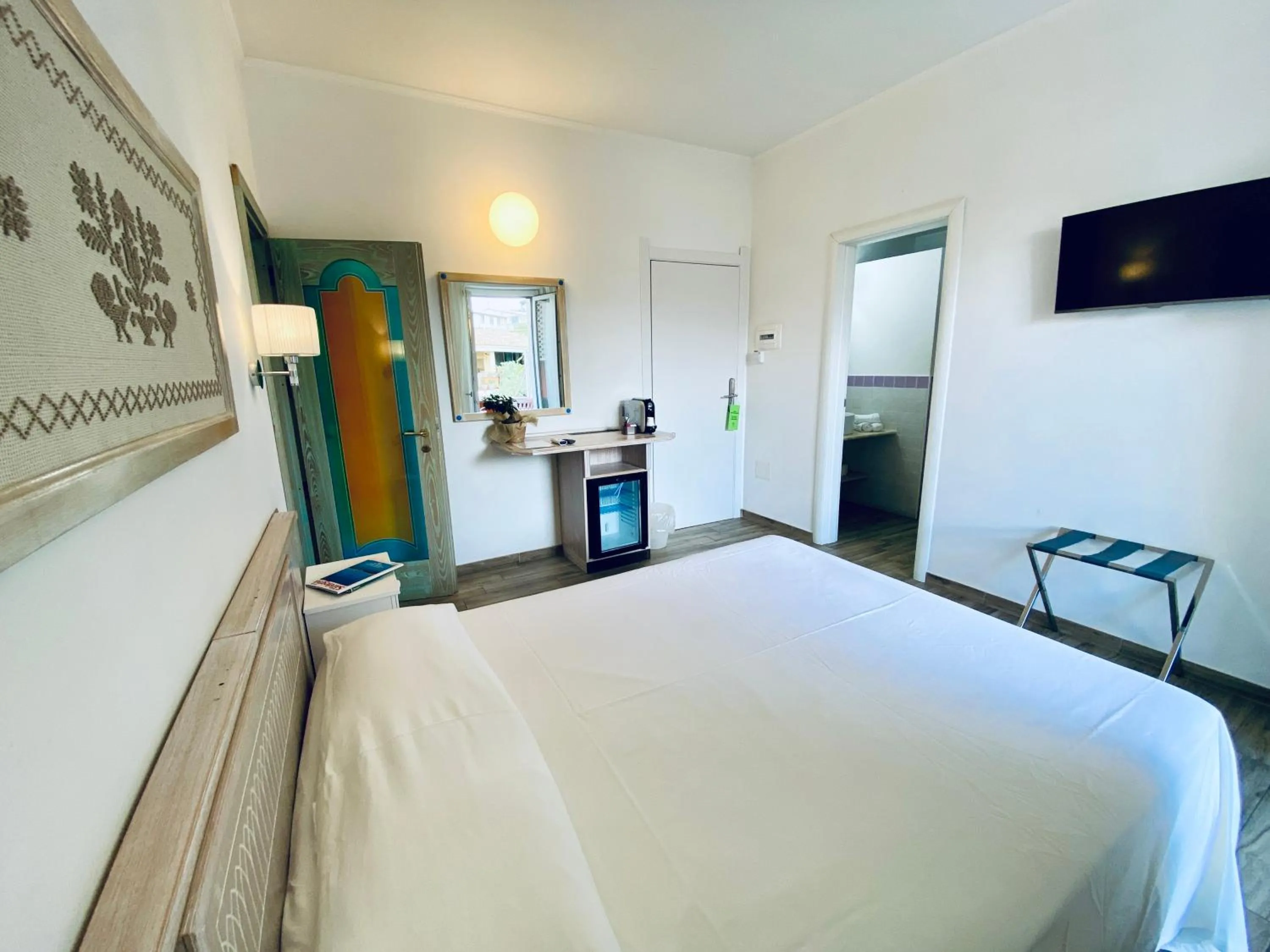 Communal lounge/ TV room, Bed in Locanda degli Artisti