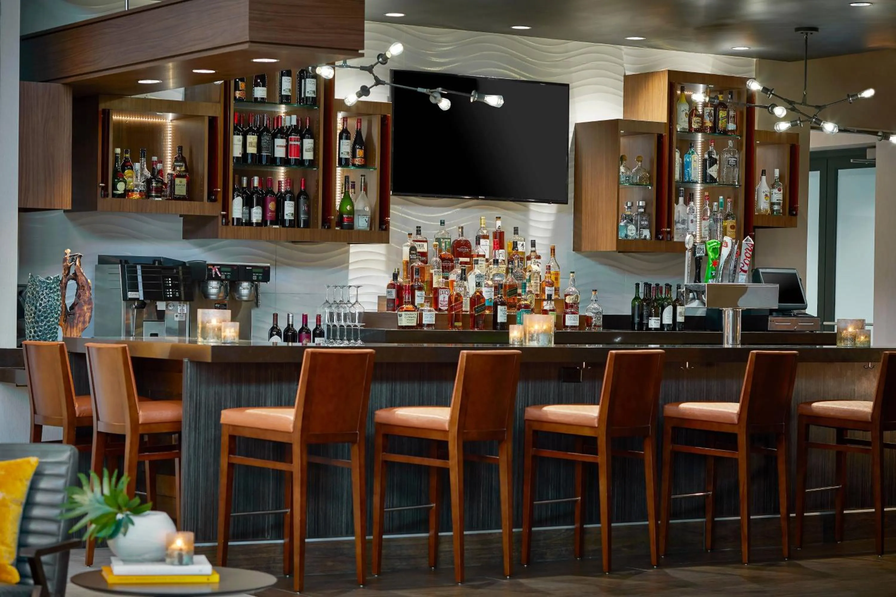 Lounge or bar in Renaissance Chicago Glenview Suites Hotel