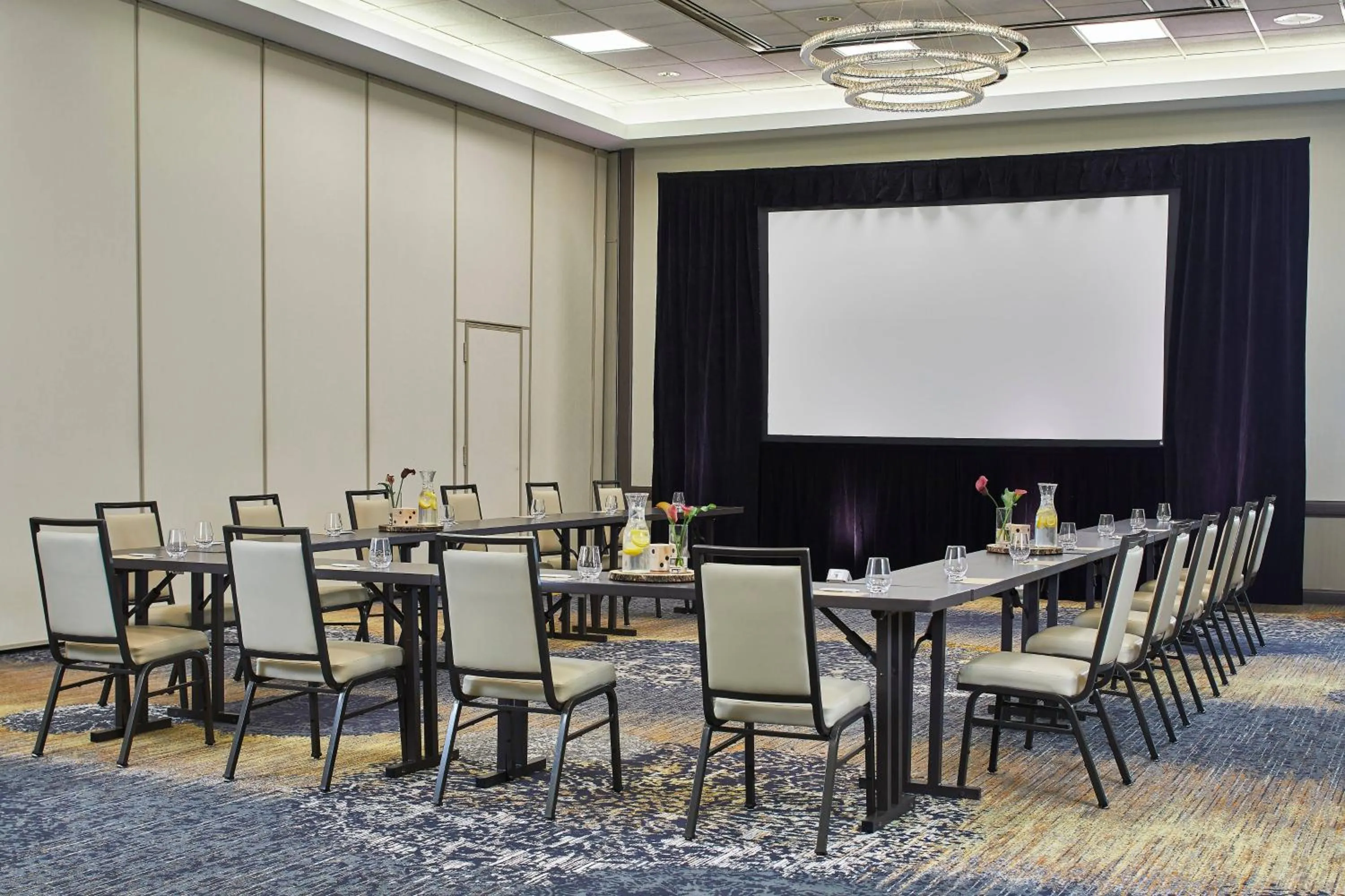 Meeting/conference room in Renaissance Chicago Glenview Suites Hotel
