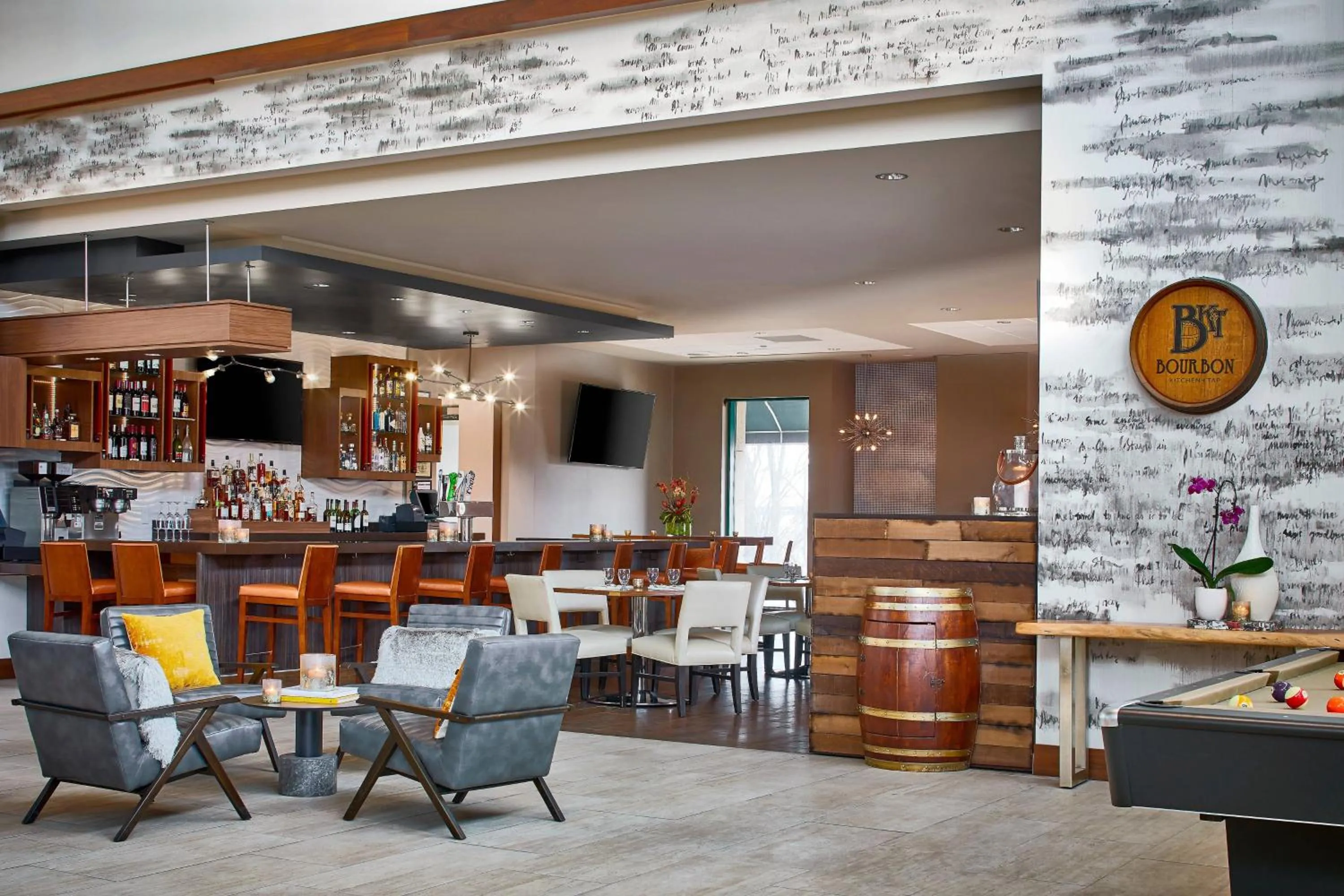 Communal lounge/ TV room in Renaissance Chicago Glenview Suites Hotel