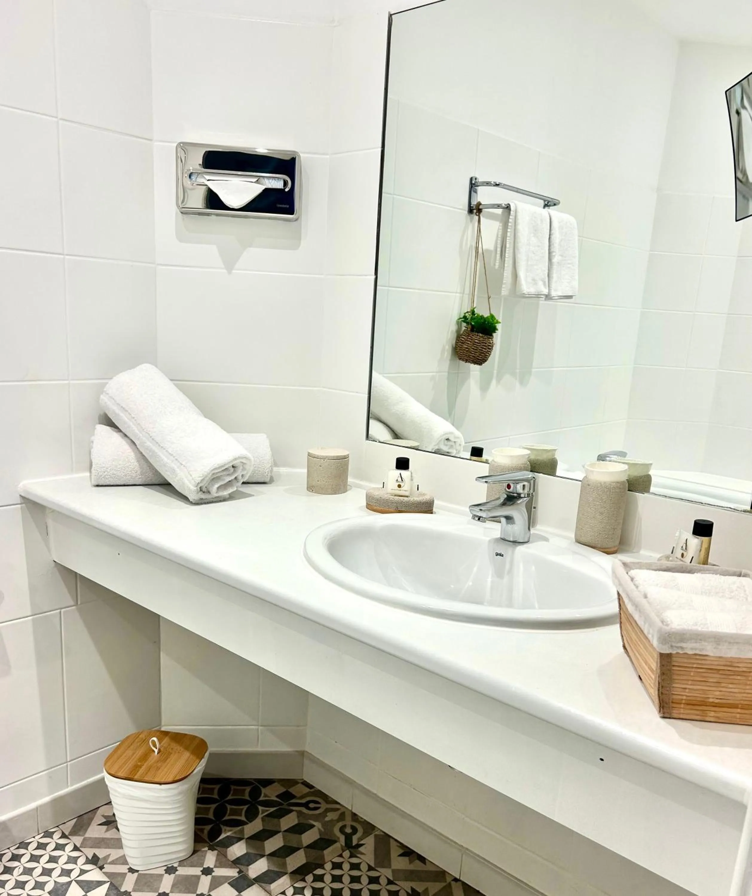 Bathroom in Villa Claudia Hotel Cannes Centre - Parking