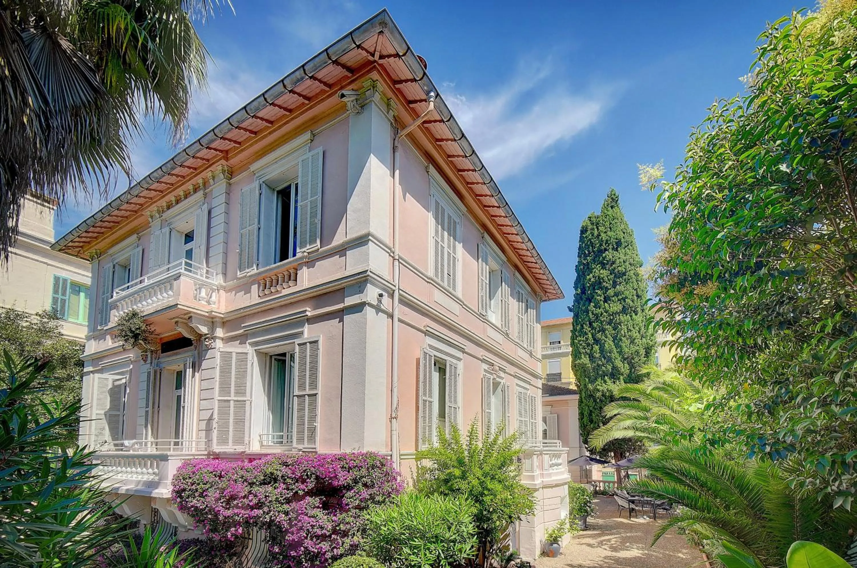 Property building in Villa Claudia Hotel Cannes Centre - Parking