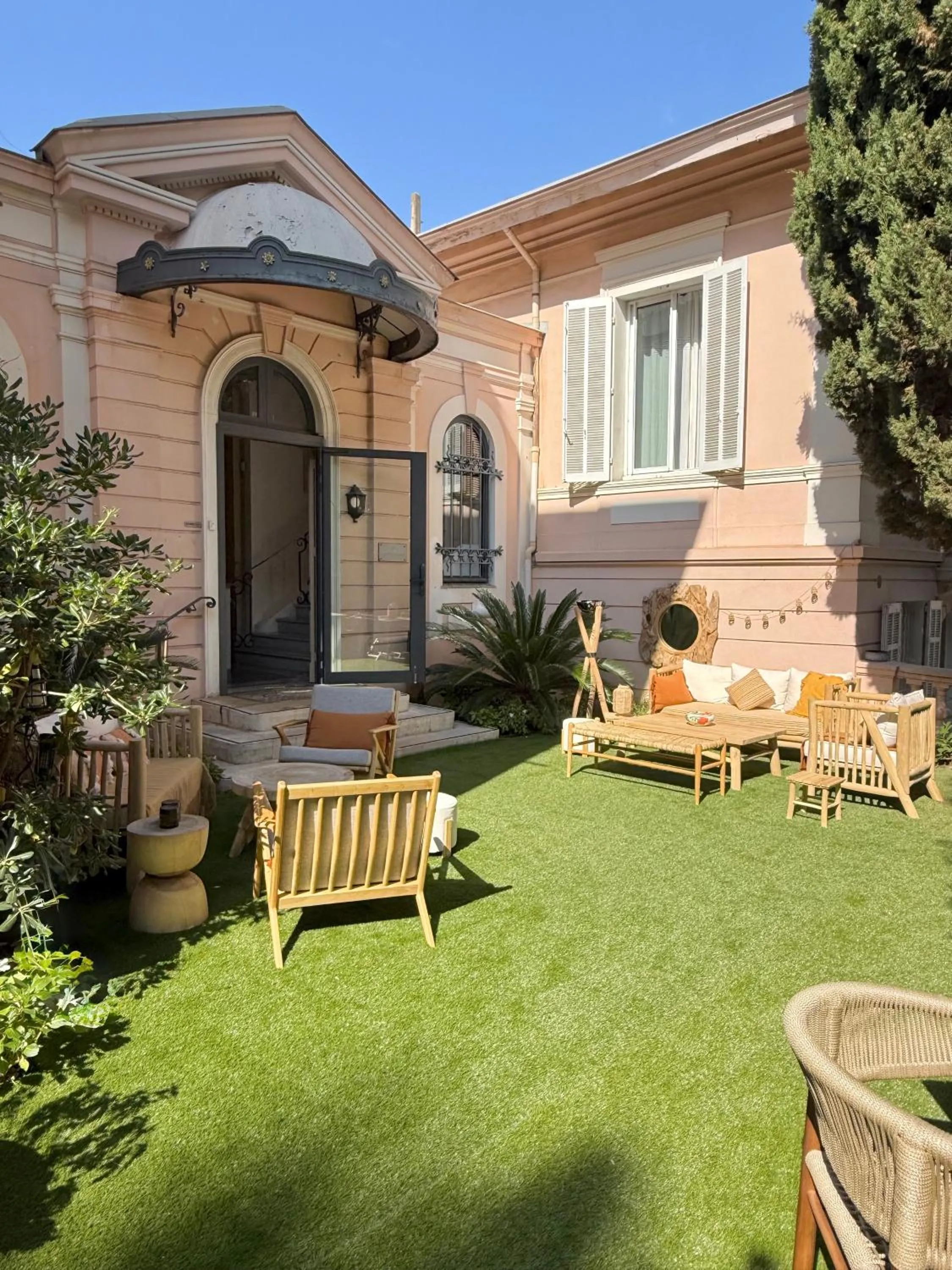 Property building in Villa Claudia Hotel Cannes Centre - Parking