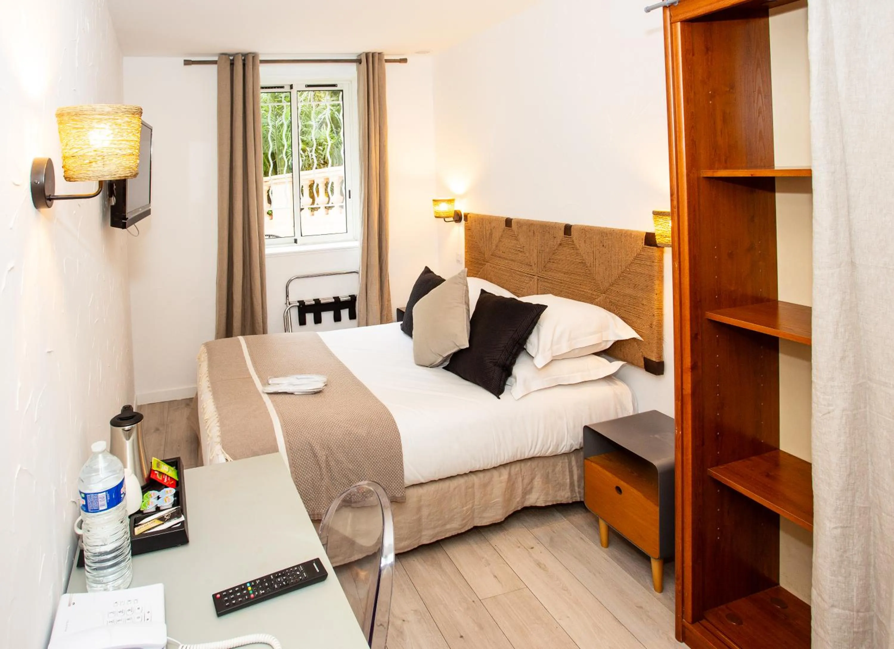 Bed in Villa Claudia Hotel Cannes Centre - Parking