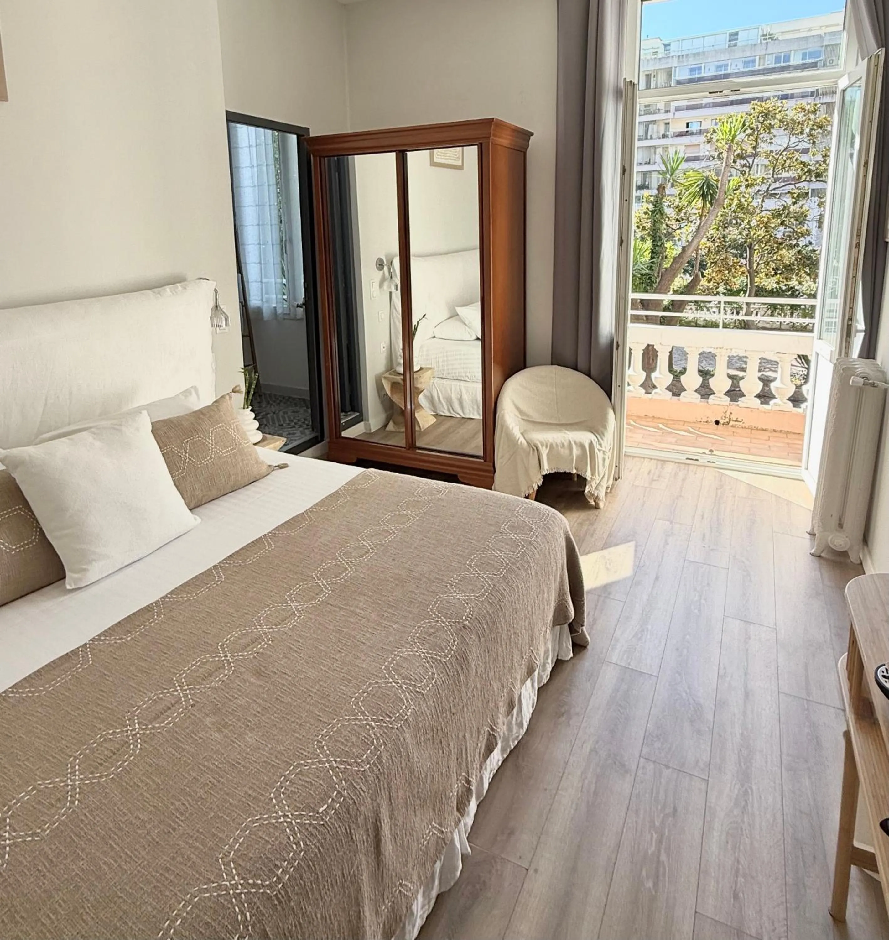 Bed in Villa Claudia Hotel Cannes Centre - Parking