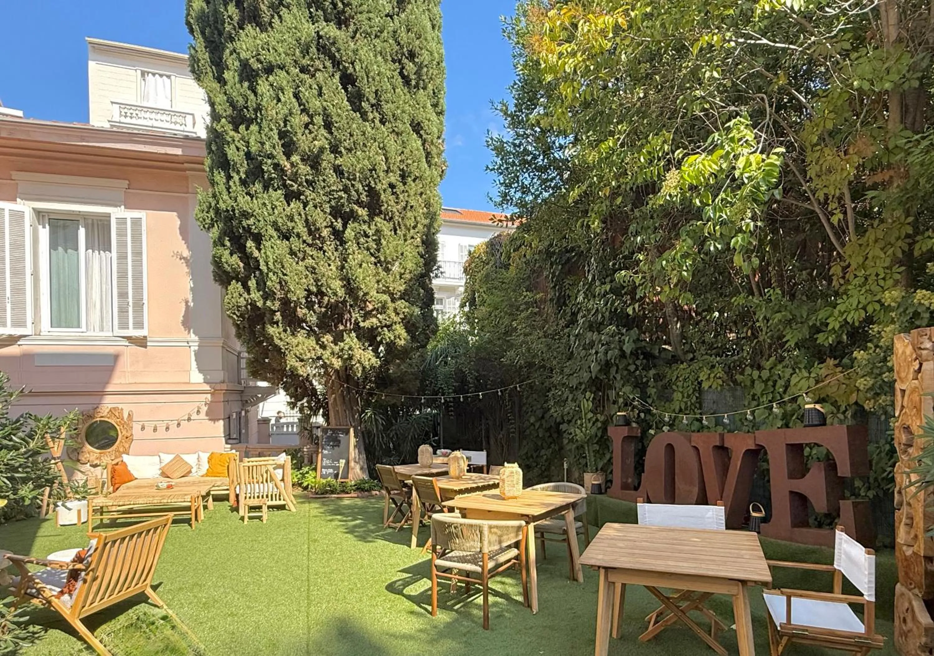 Property building in Villa Claudia Hotel Cannes Centre - Parking
