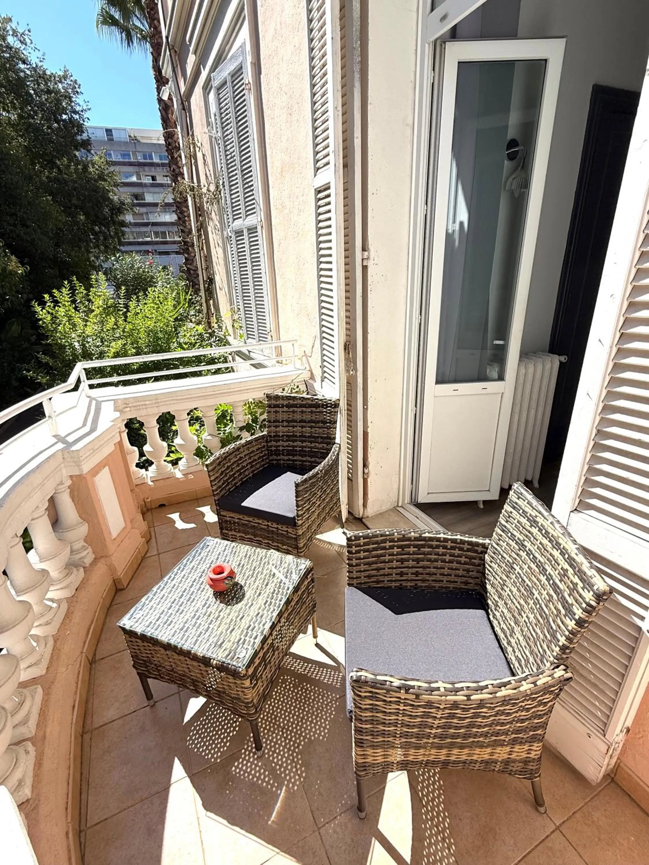 Patio in Villa Claudia Hotel Cannes Centre - Parking
