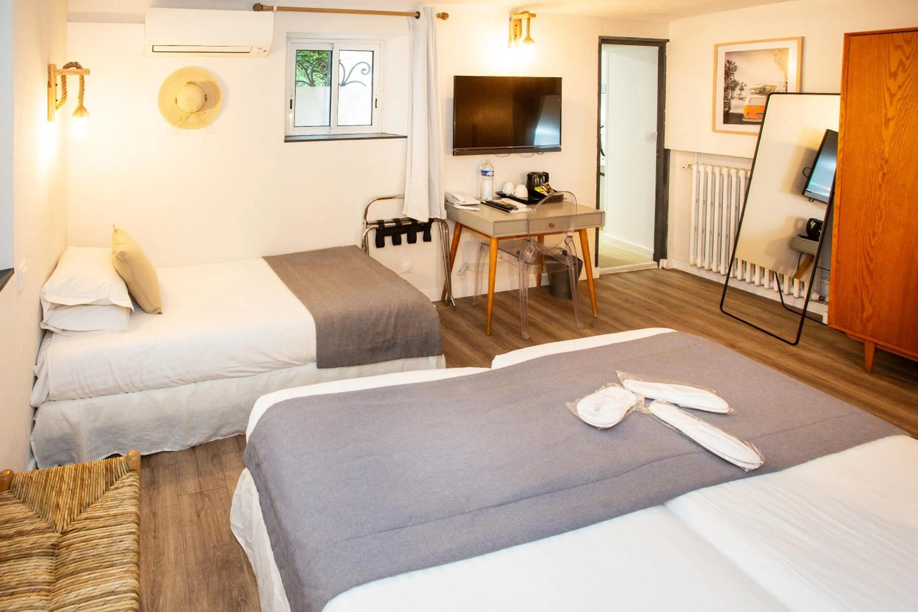 Bed in Villa Claudia Hotel Cannes Centre - Parking