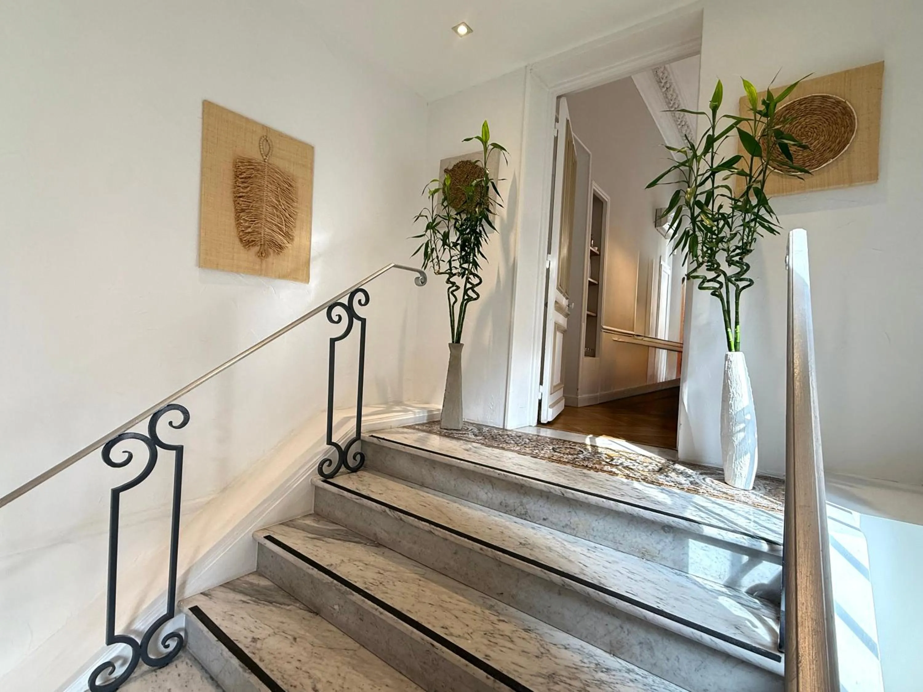 Property building, Bed in Villa Claudia Hotel Cannes Centre - Parking