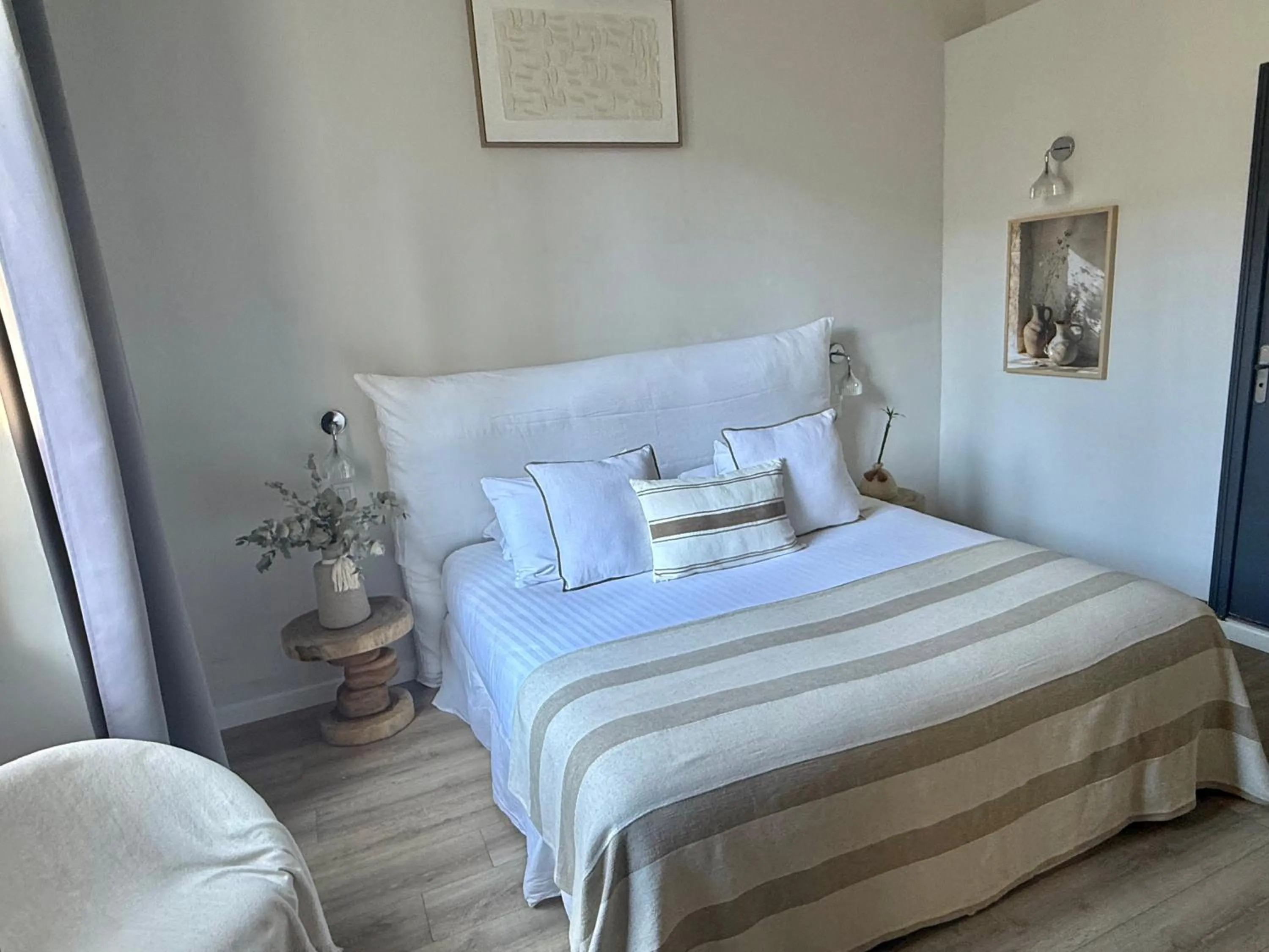 Bed in Villa Claudia Hotel Cannes Centre - Parking