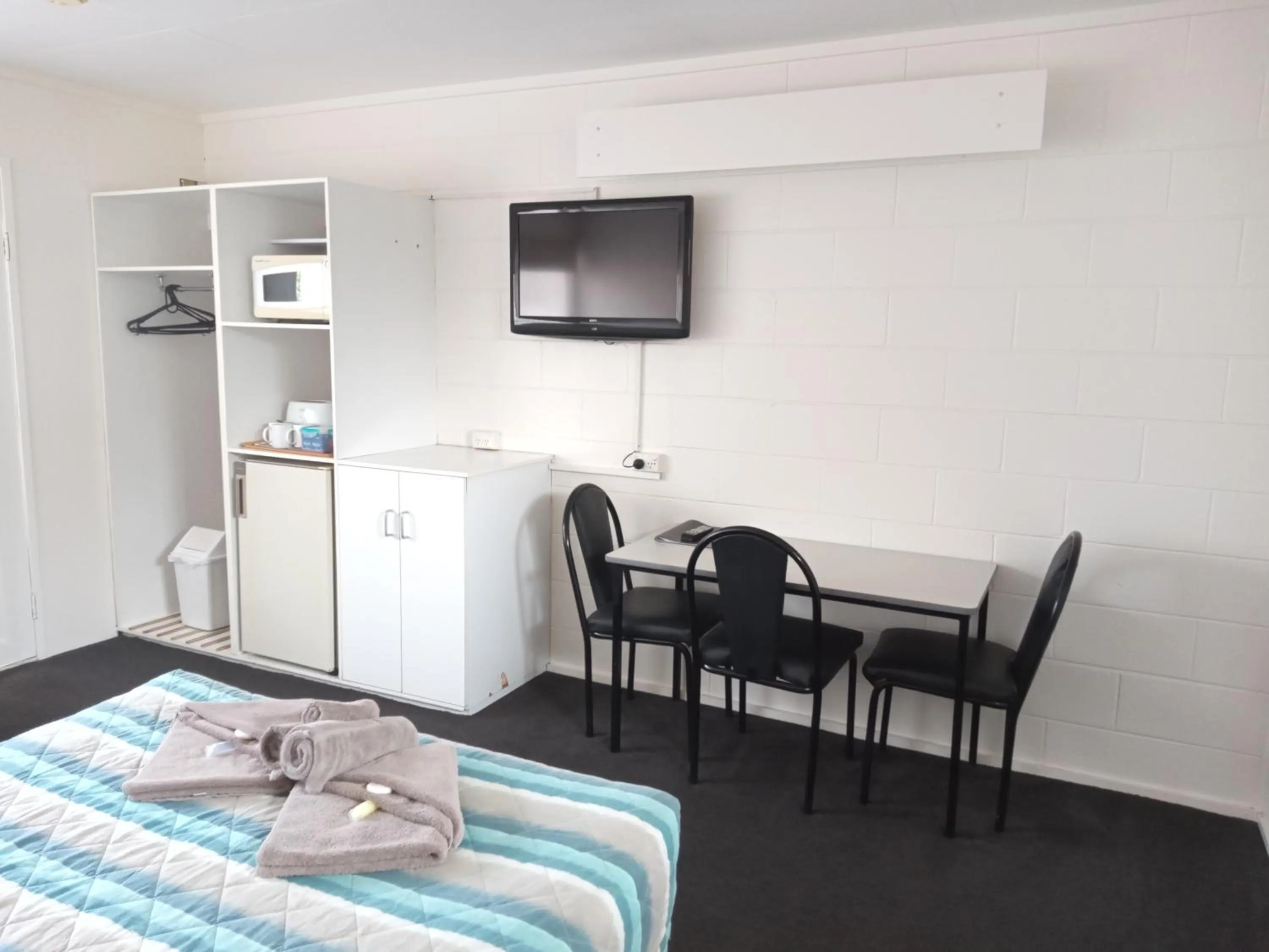 Bed in Millmerran Motel