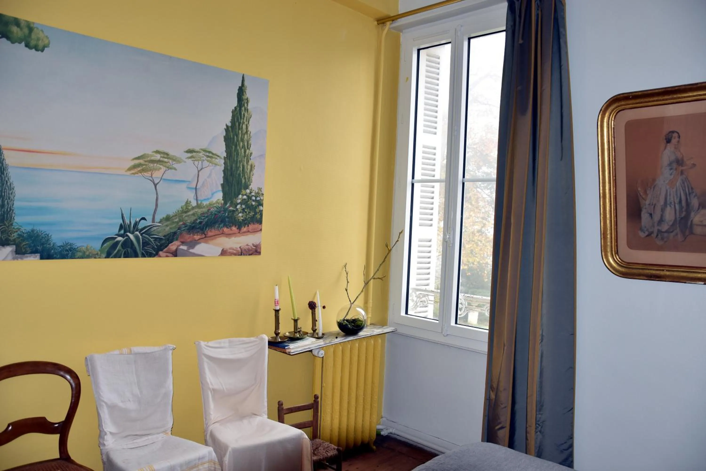 Decorative detail in Les Hirondelles