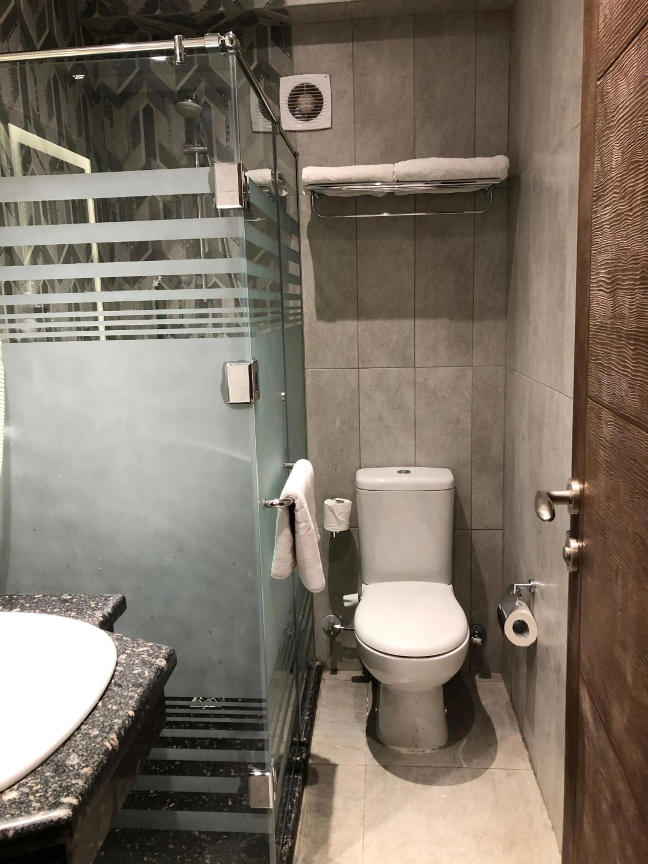Toilet in Maxim Hotel