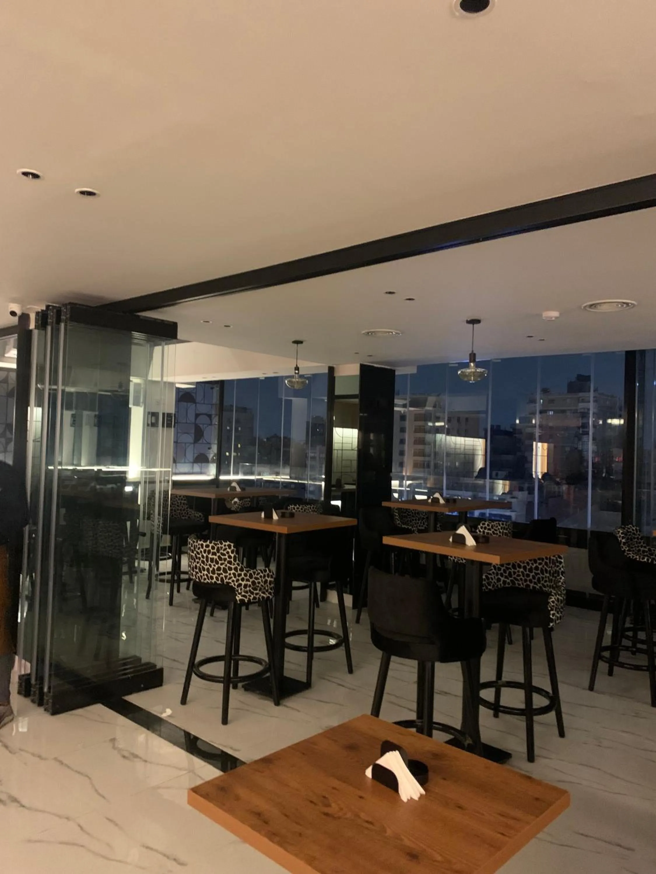 Restaurant/places to eat in Maxim Hotel