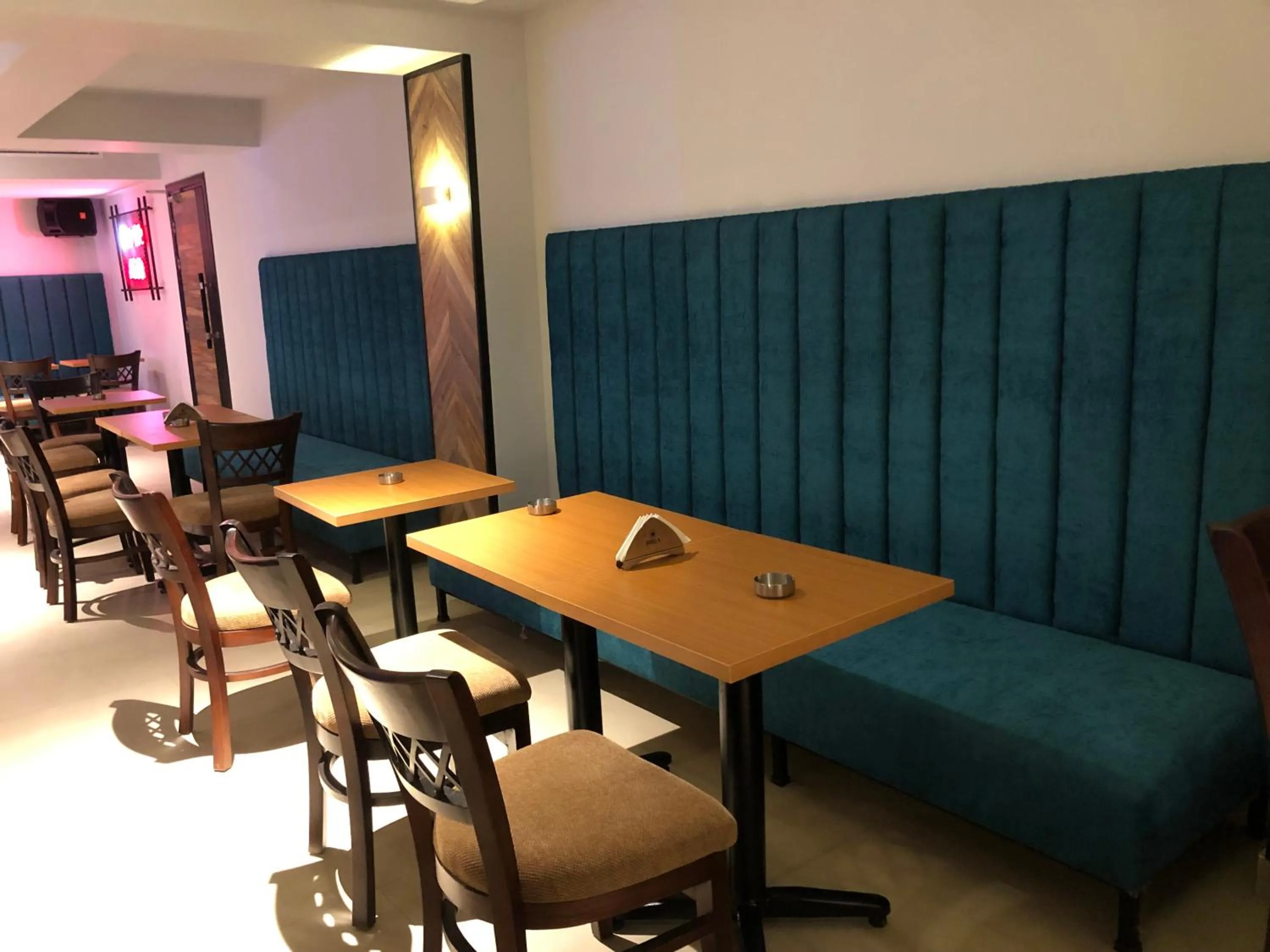 Restaurant/places to eat in Maxim Hotel