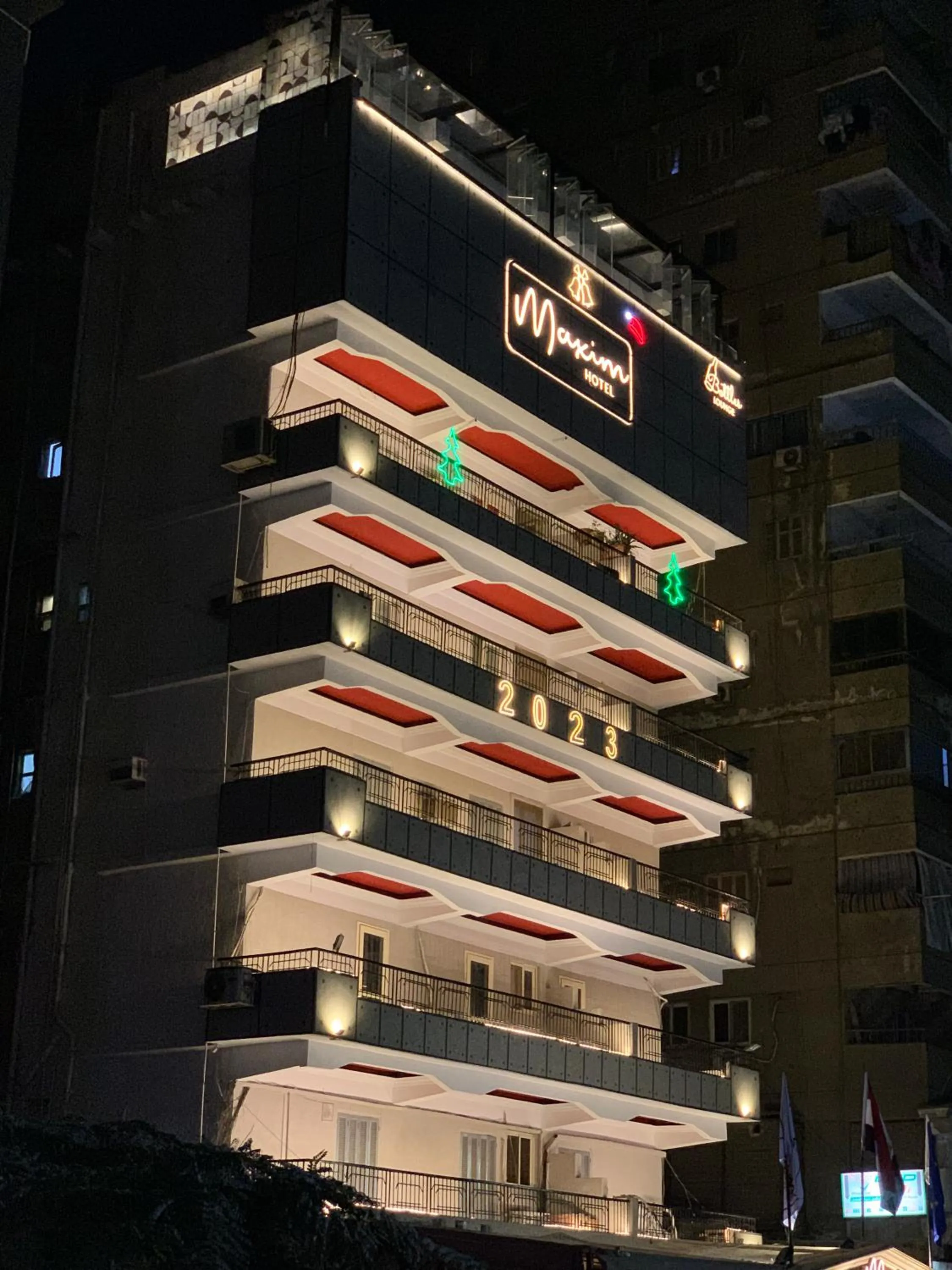 Restaurant/places to eat in Maxim Hotel