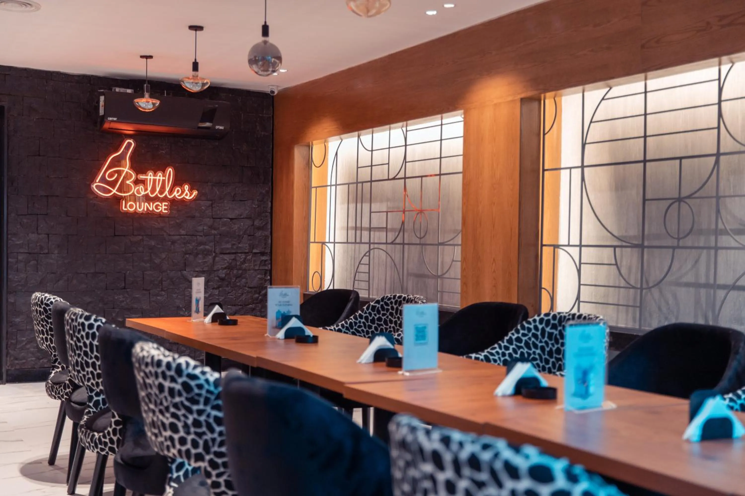 Restaurant/places to eat in Maxim Hotel