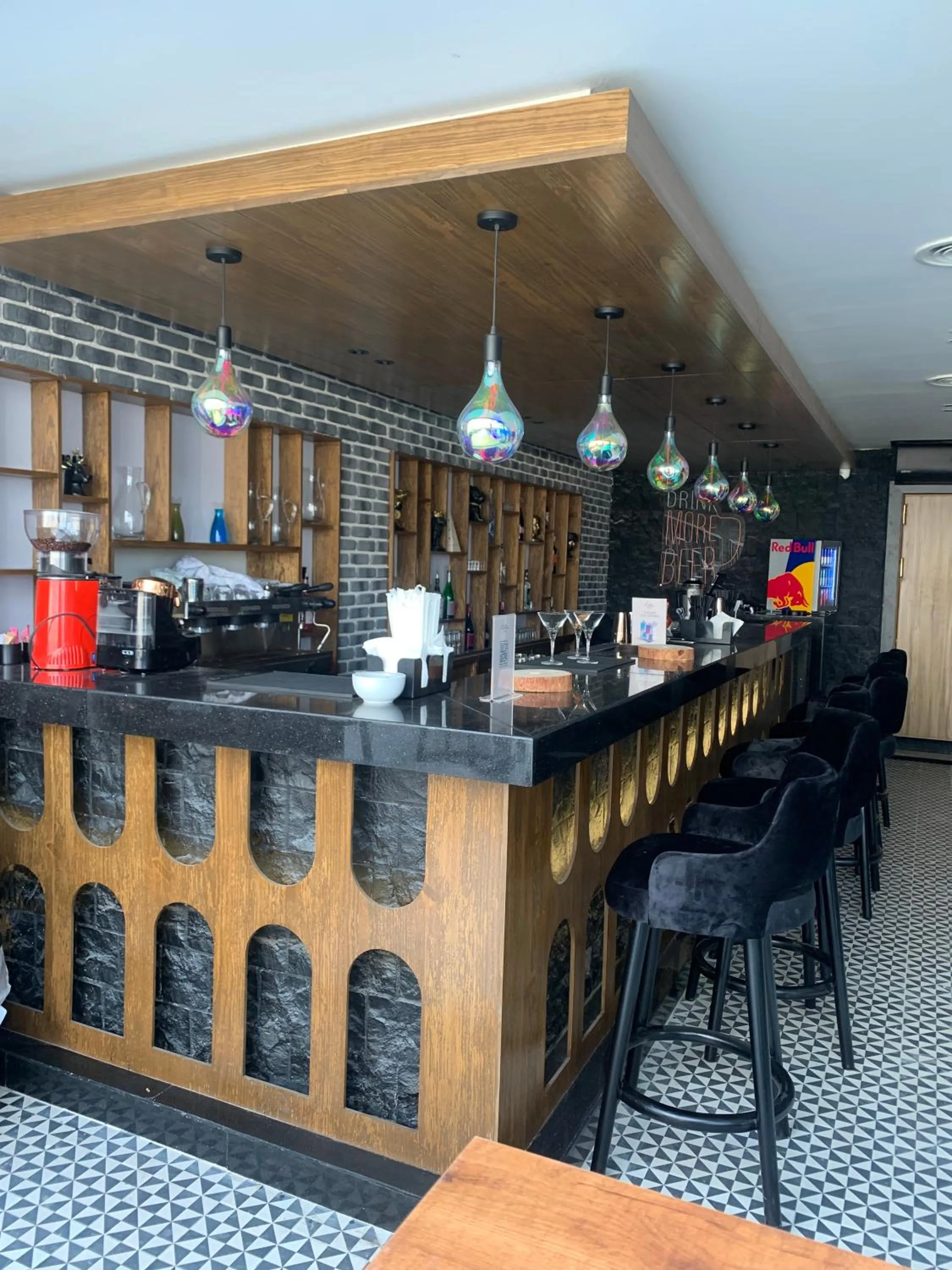 Restaurant/places to eat in Maxim Hotel