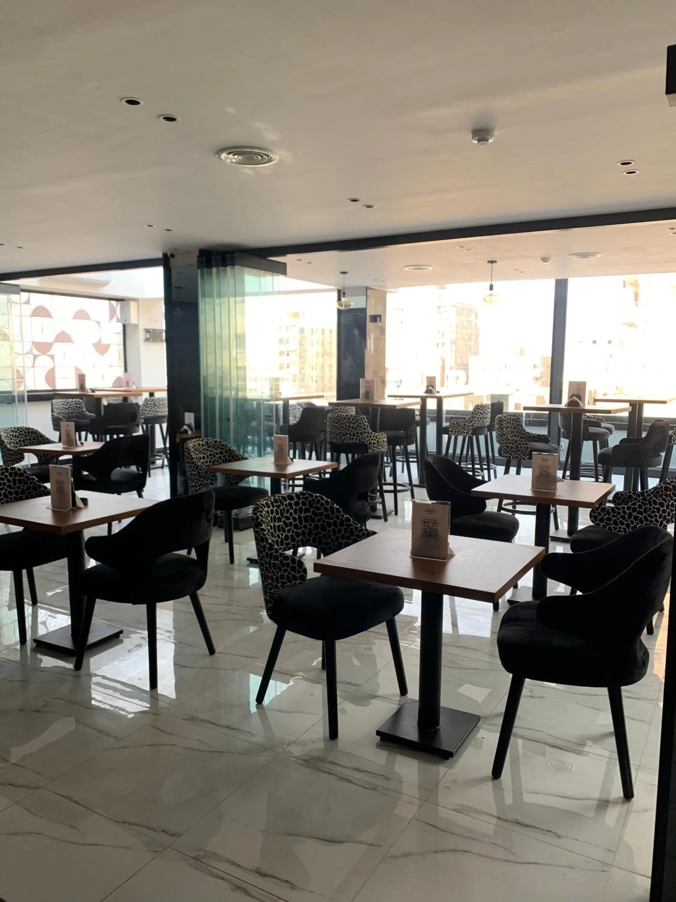 Restaurant/places to eat in Maxim Hotel