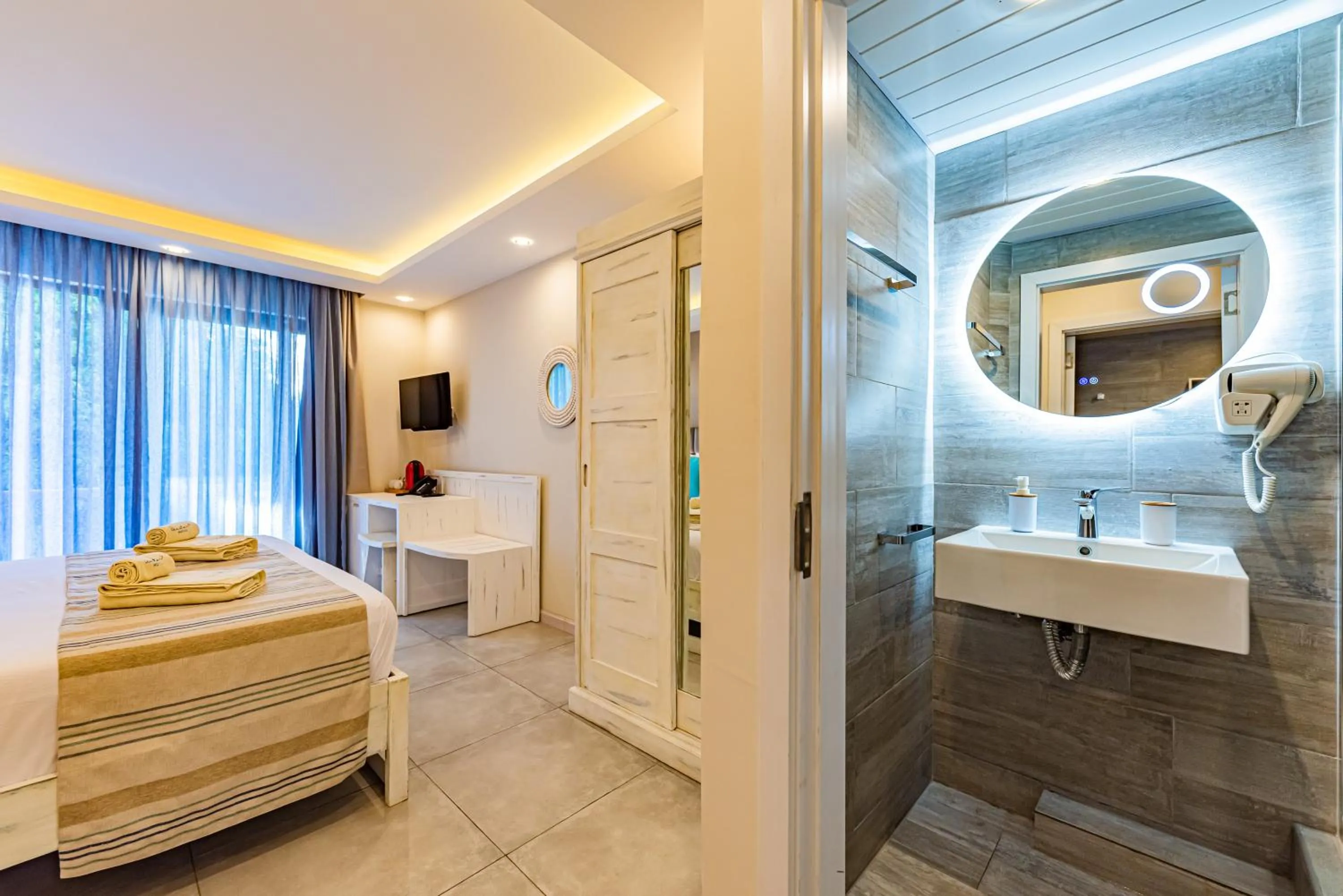 Bathroom, Bed in Seastar Hotel