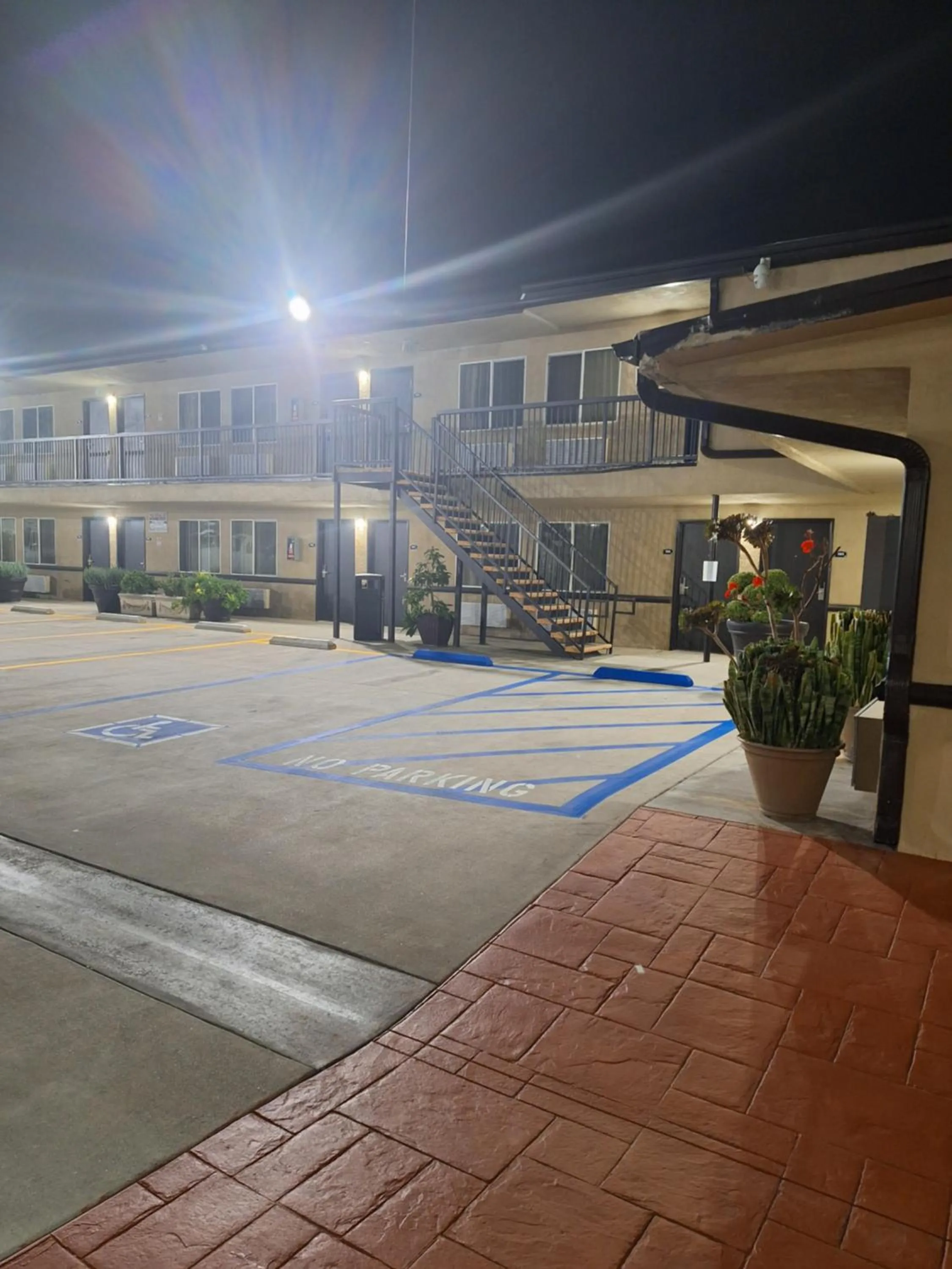 Inner courtyard view in Portofino Inn Burbank