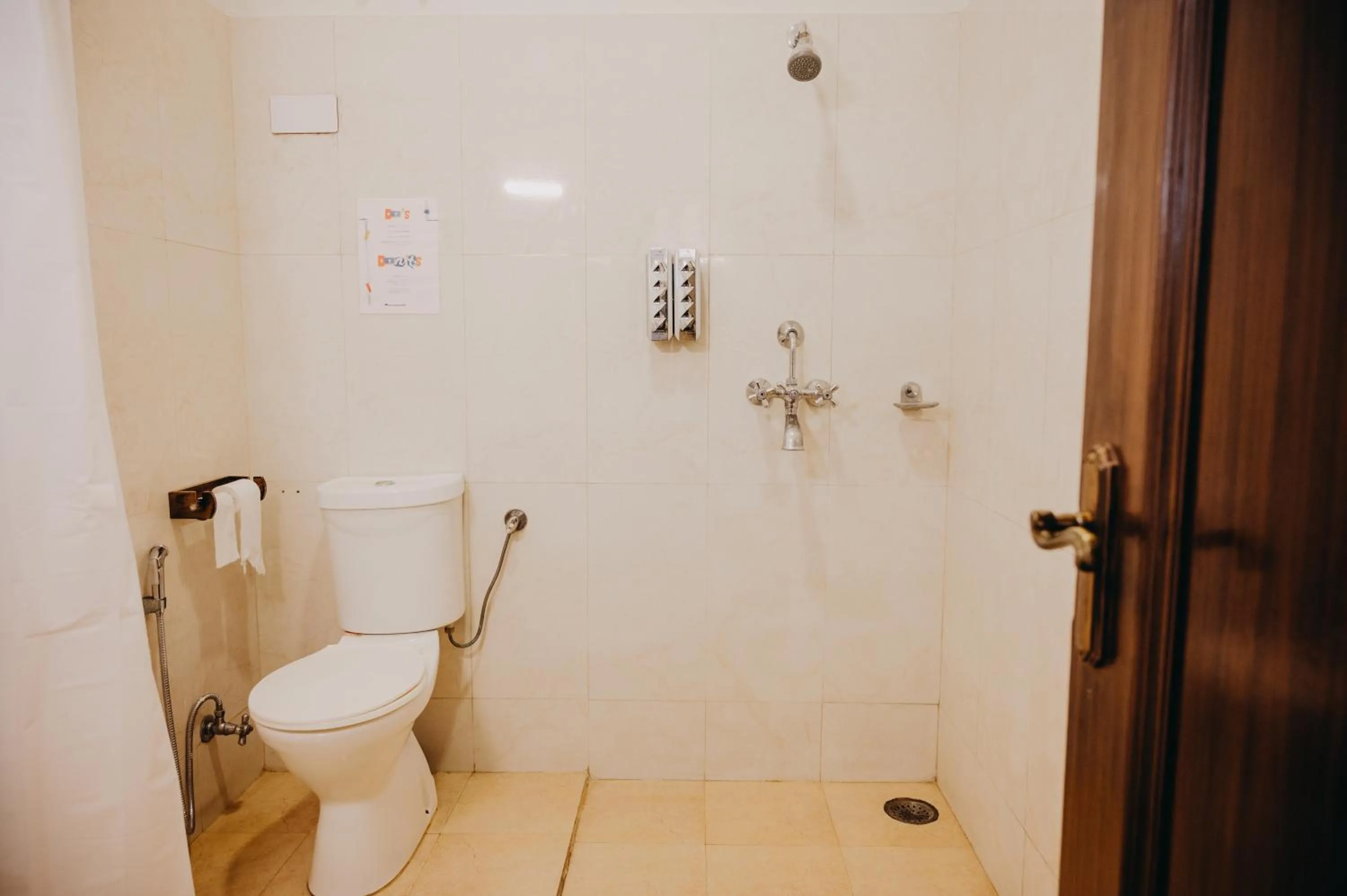 Bathroom in Horn Ok Please Hostel Jaipur