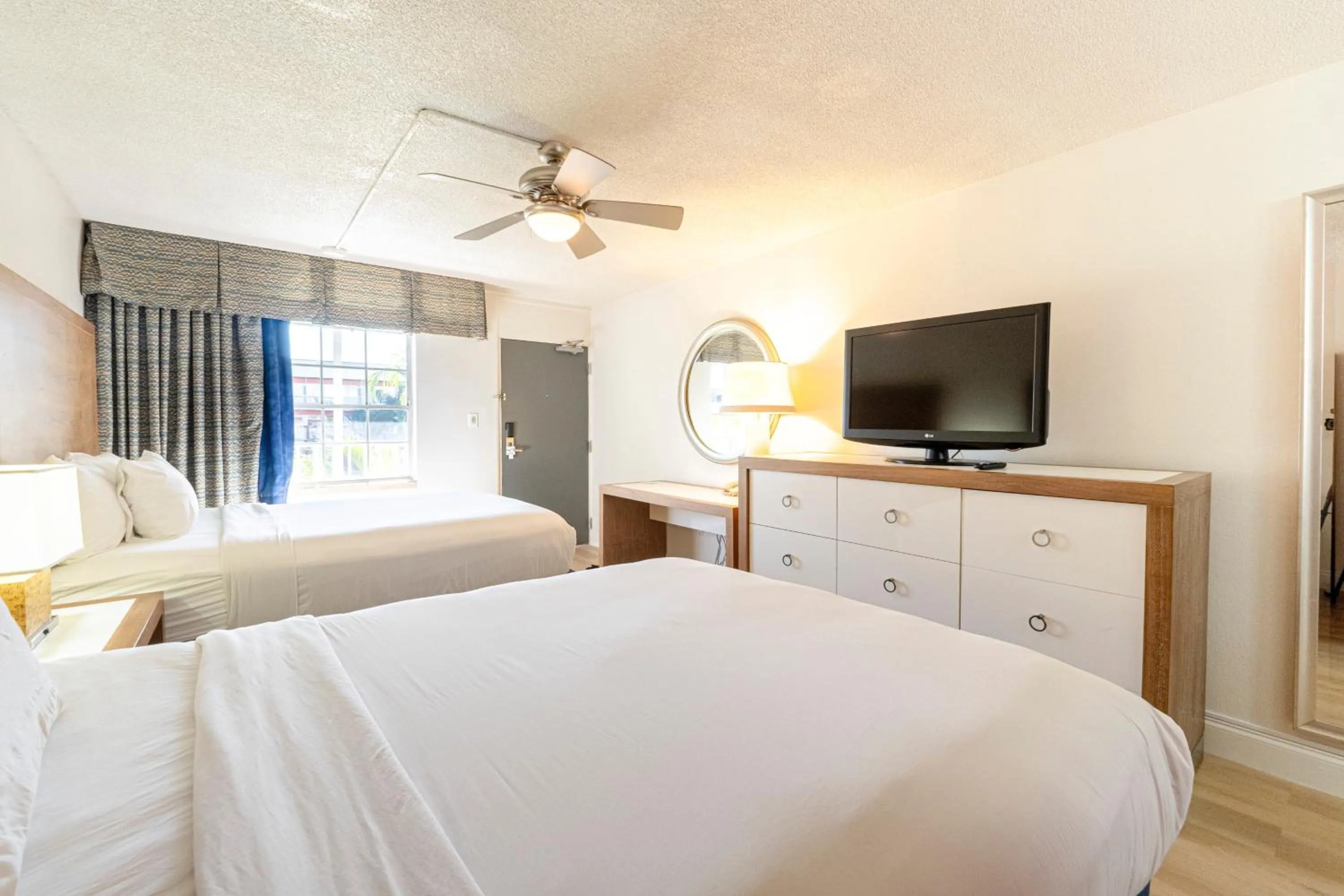 TV and multimedia, Bed in Ramada by Wyndham Flamingo Water Park