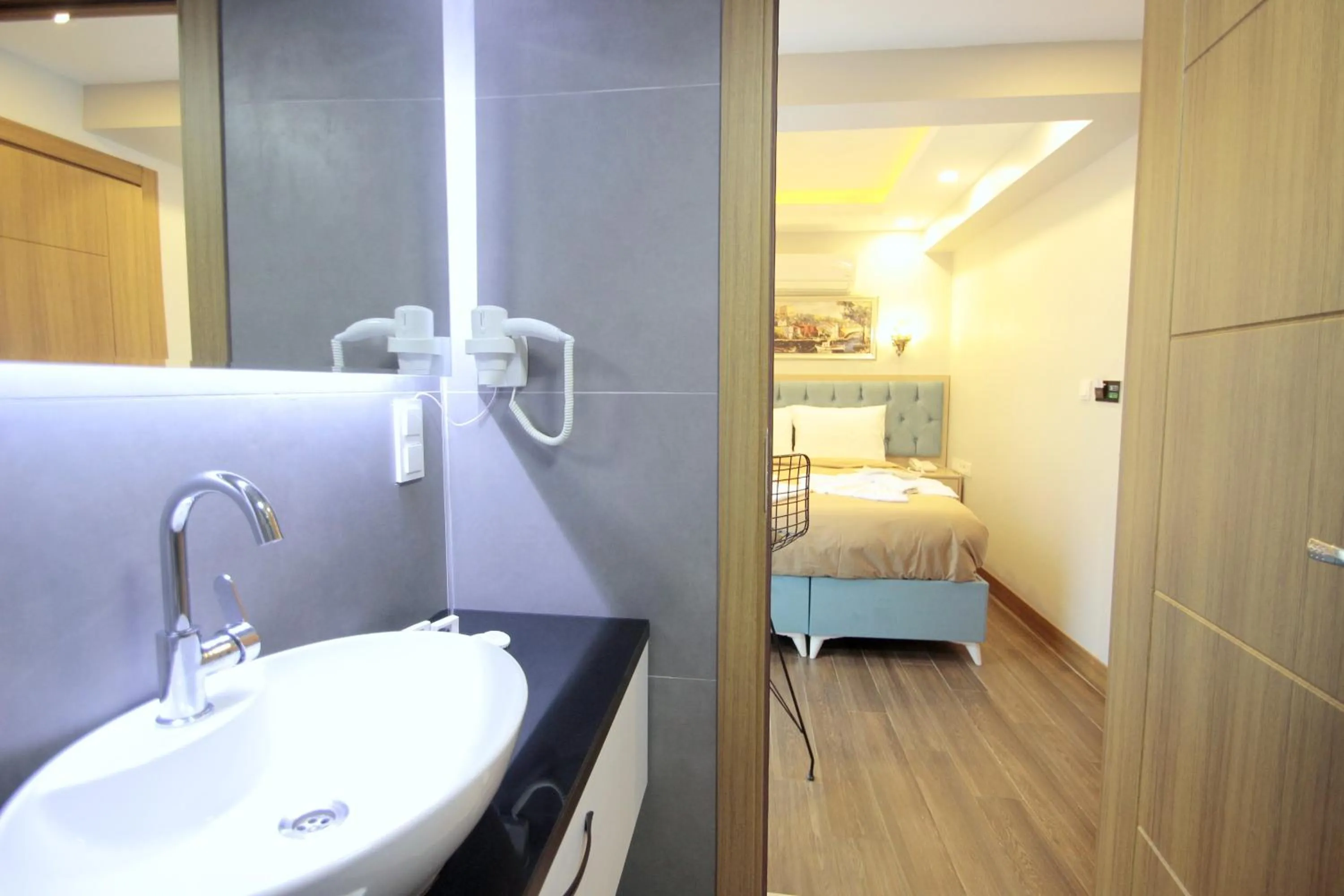 Bathroom, Bed in Hira Hotel