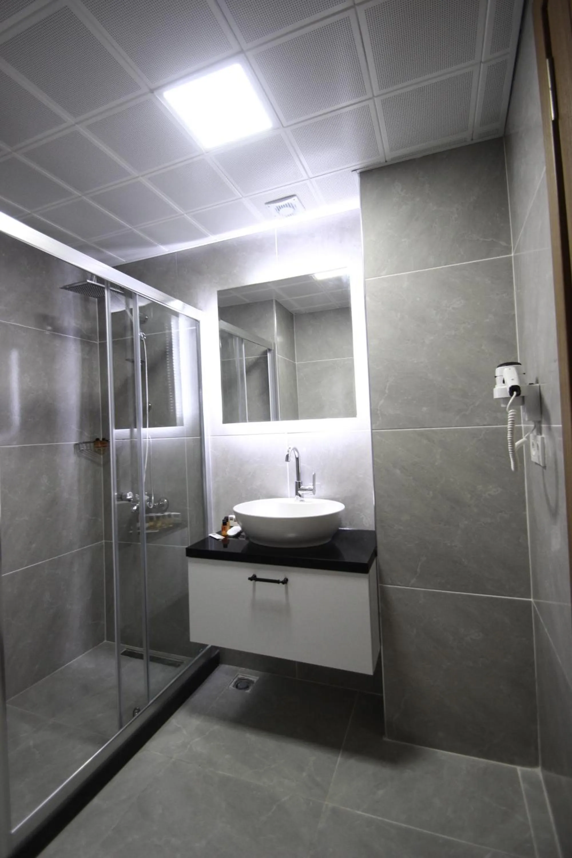 Bathroom in Hira Hotel