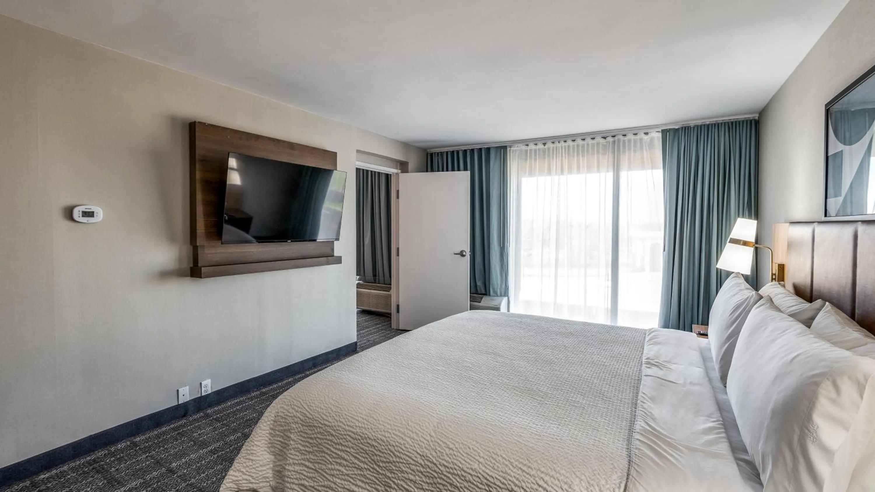 Photo of the whole room, Bed in Staybridge Suites Dallas Market Ctr Love Field by IHG