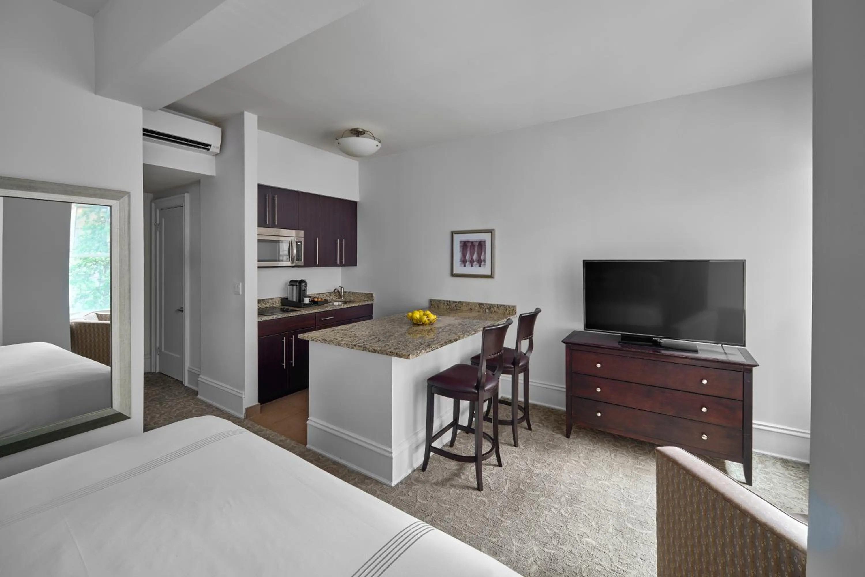 Kitchen or kitchenette, Bed in AKA Rittenhouse Square