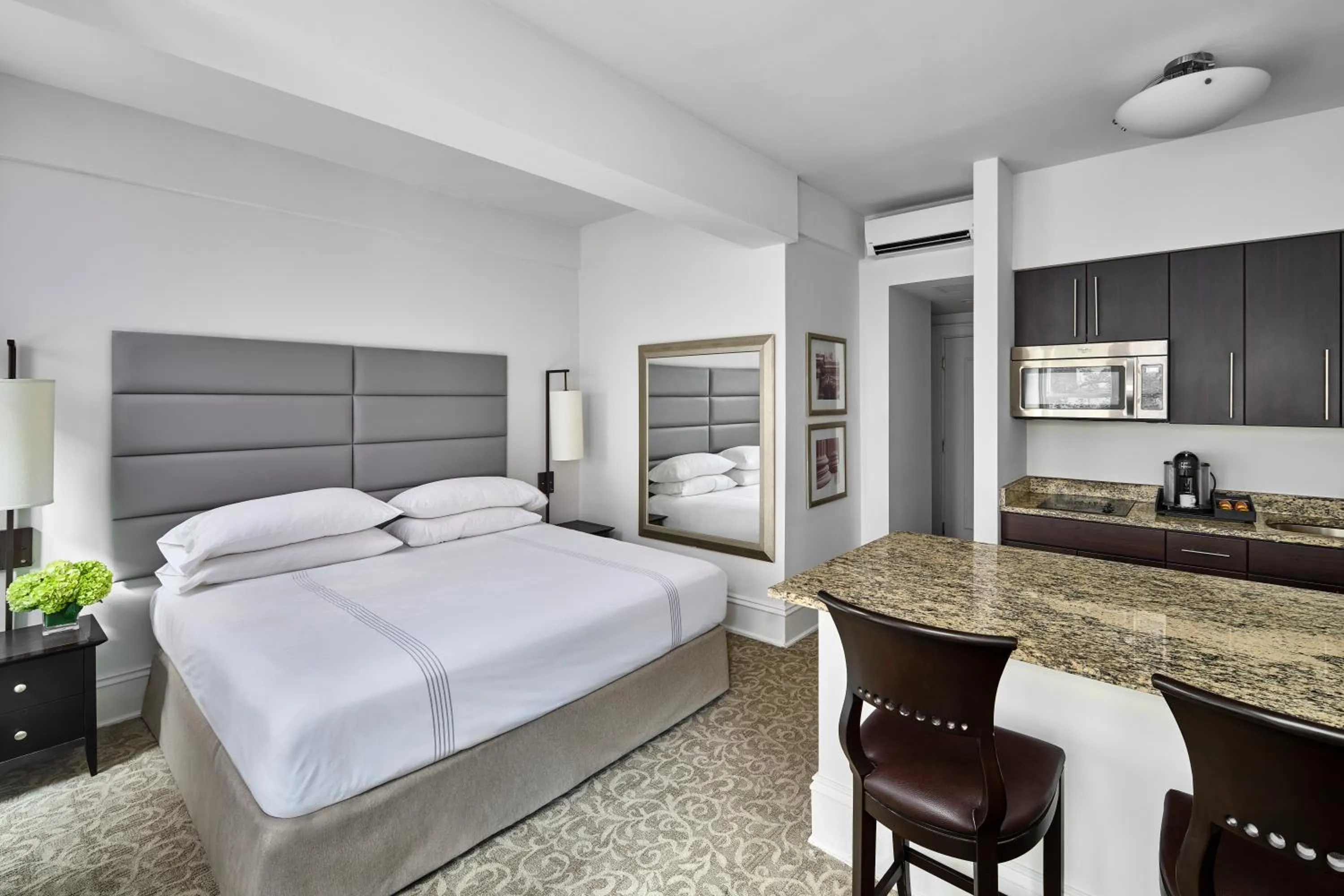 Kitchen or kitchenette, Bed in AKA Rittenhouse Square