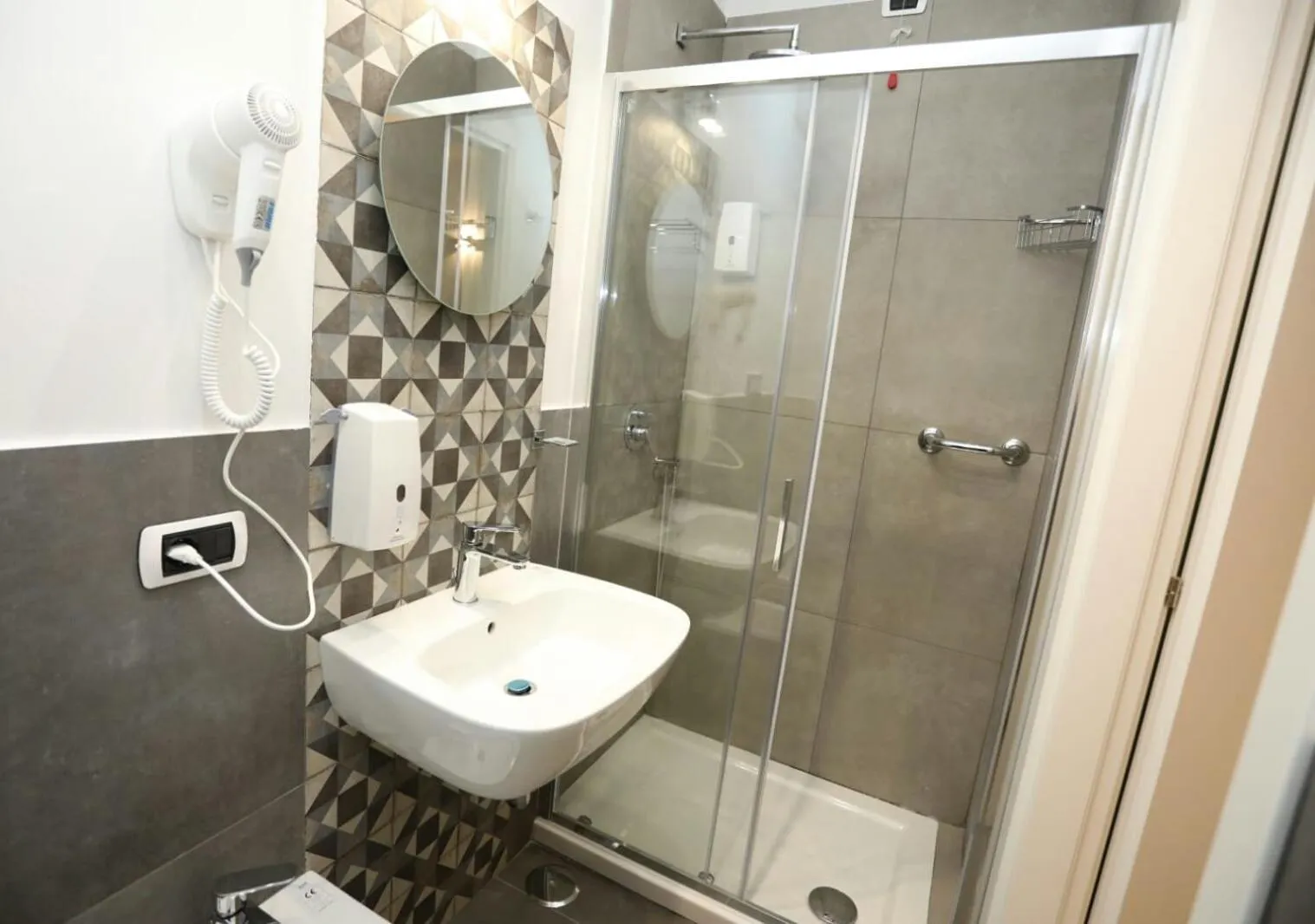 Delia Rooms & Gallery