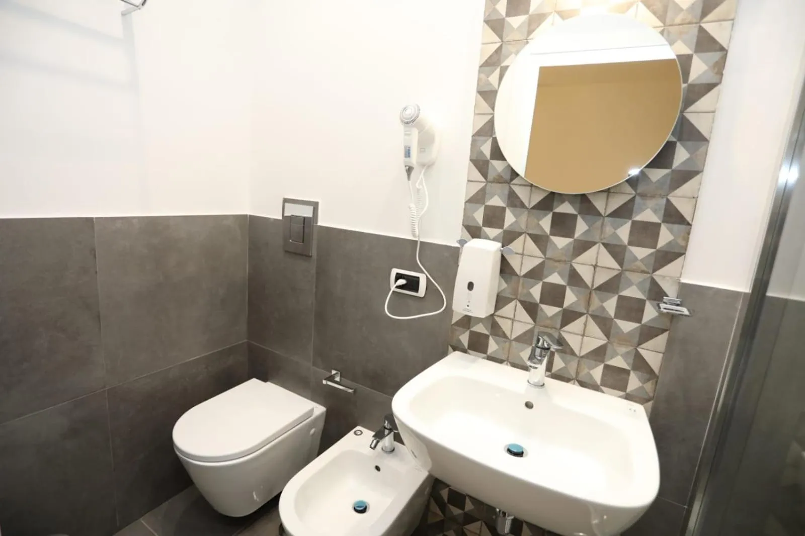 Delia Rooms & Gallery