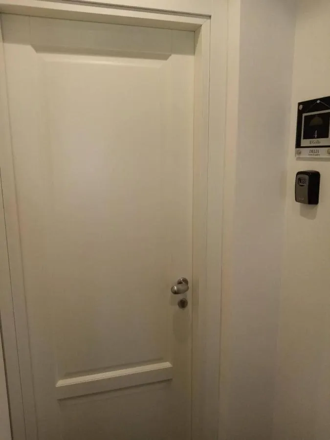 Delia Rooms & Gallery