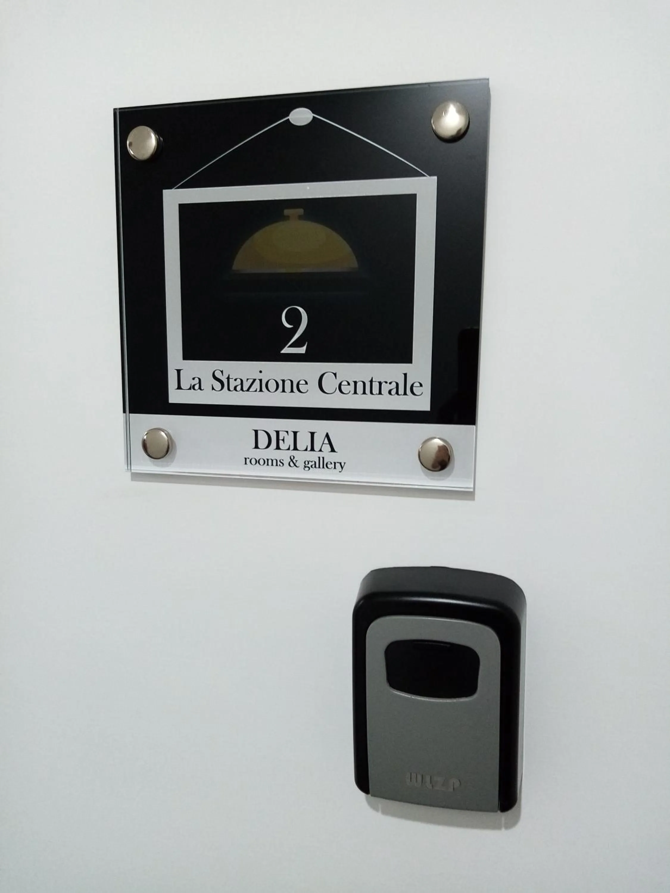 Delia Rooms & Gallery