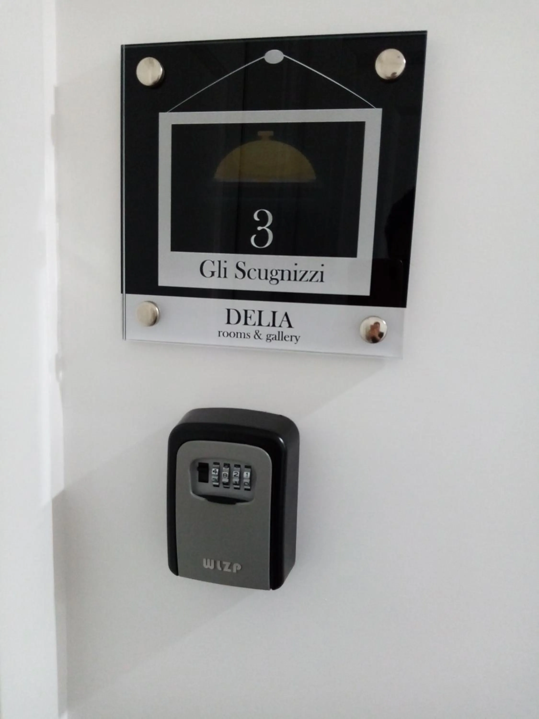 Delia Rooms & Gallery