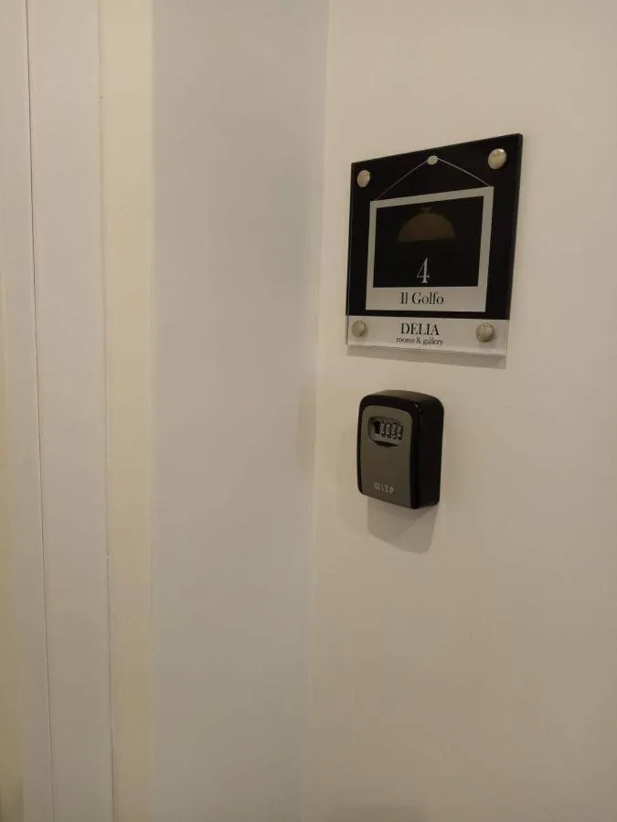 Delia Rooms & Gallery