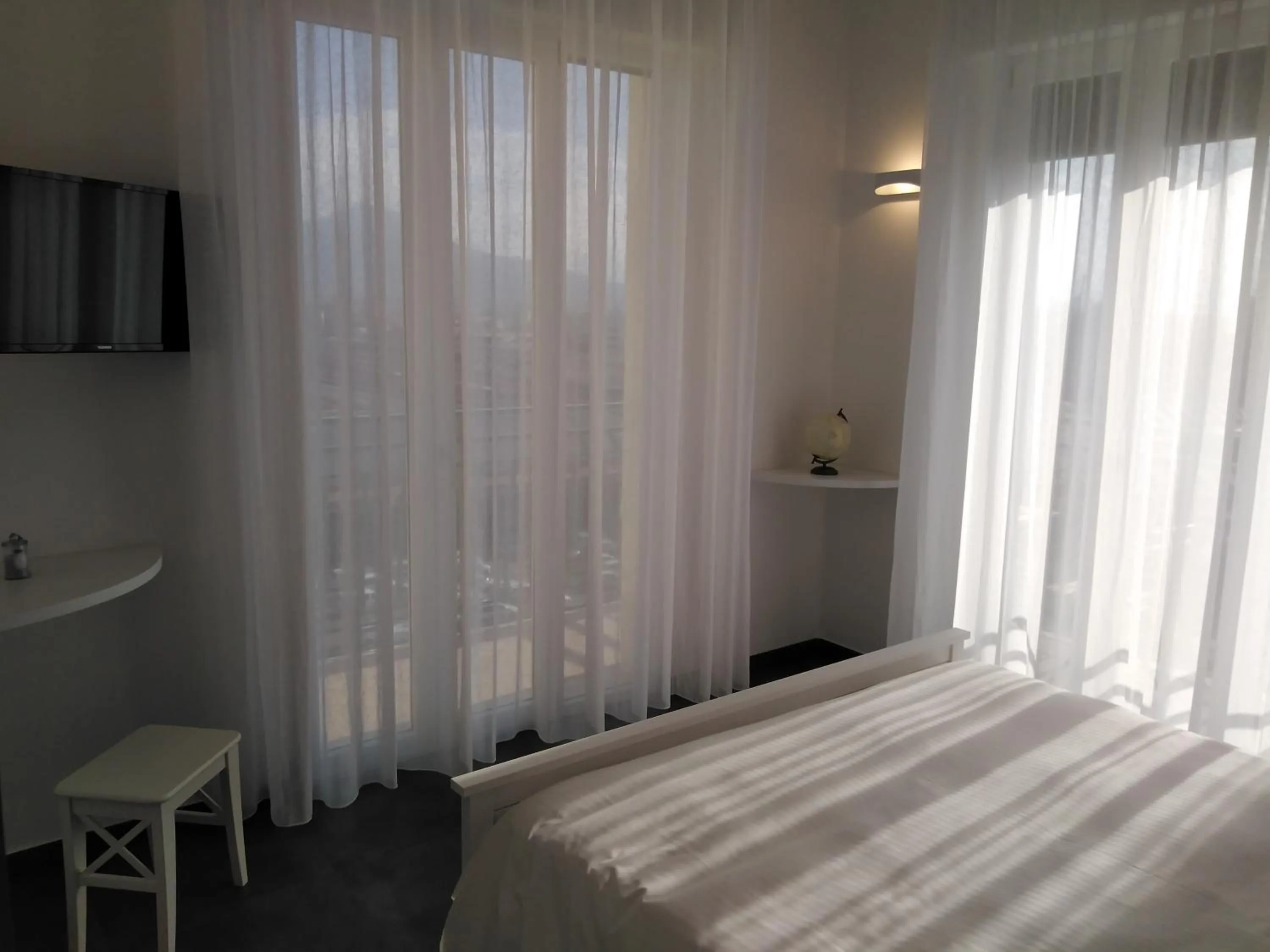 Delia Rooms & Gallery