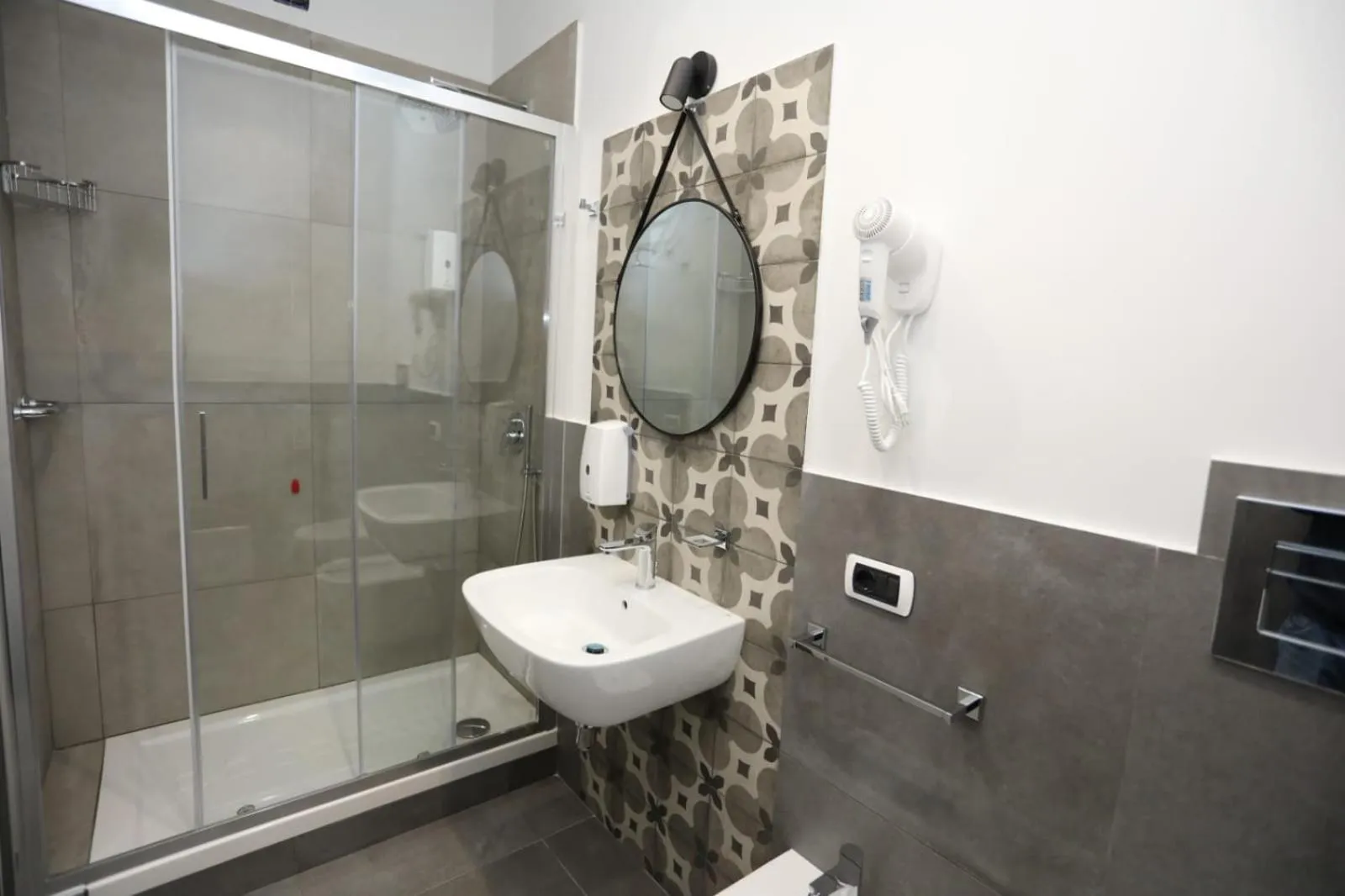 Delia Rooms & Gallery