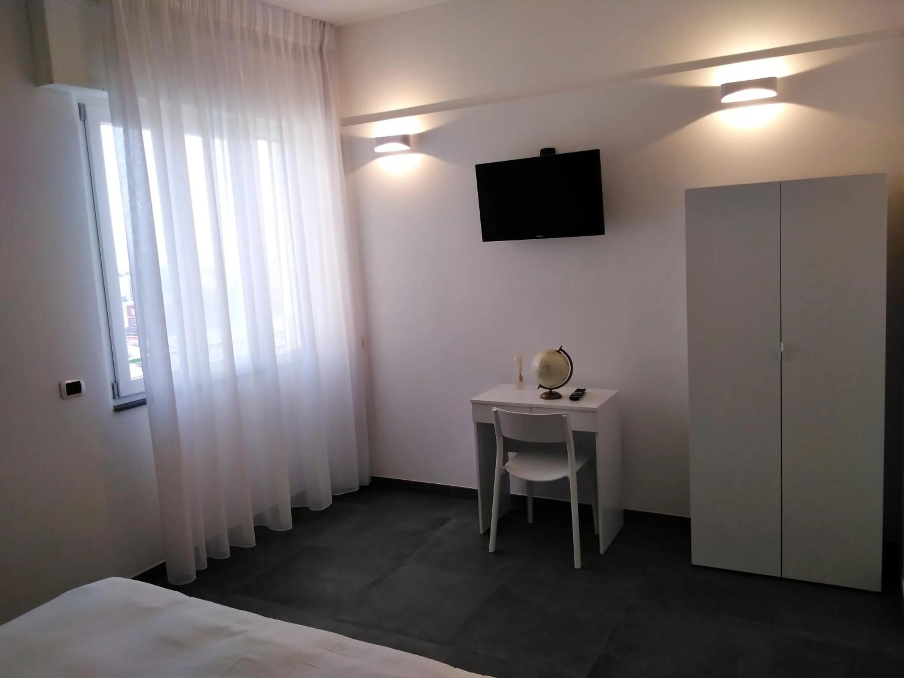 Delia Rooms & Gallery