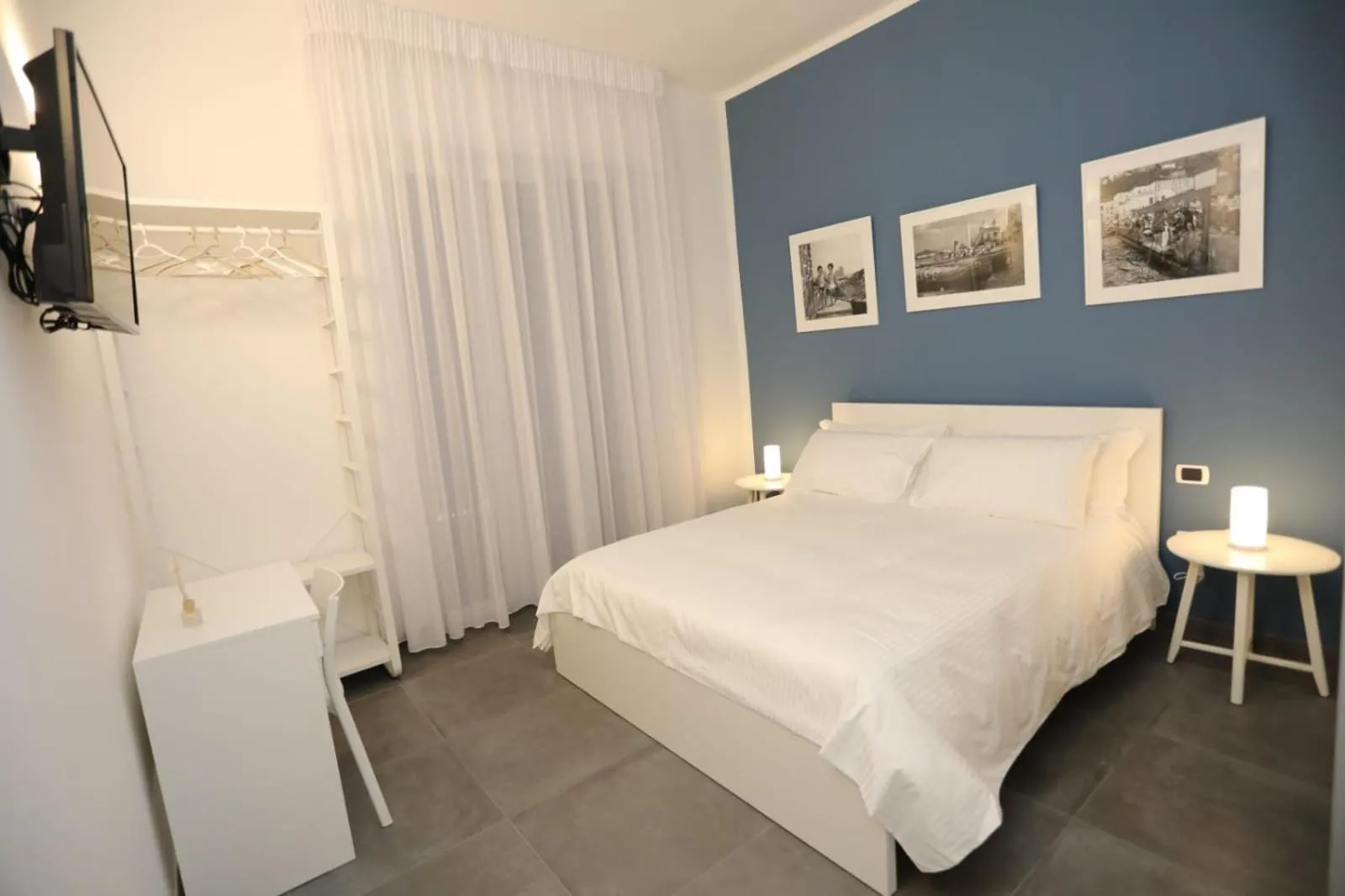 Delia Rooms & Gallery