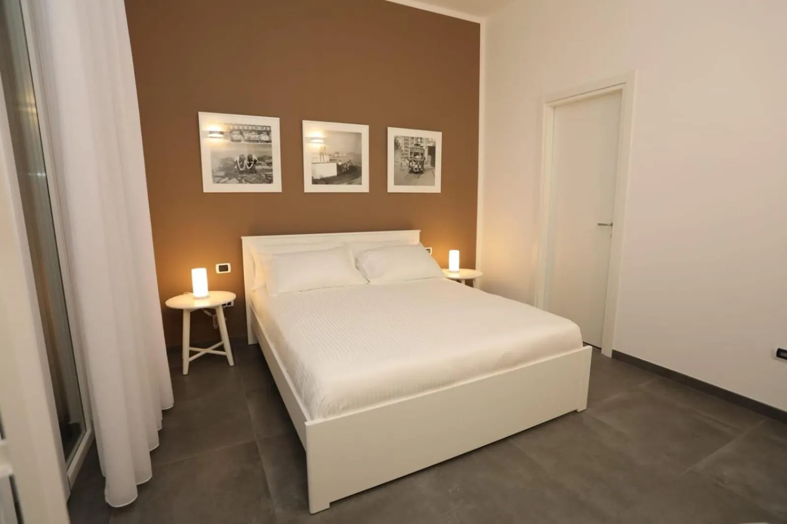 Delia Rooms & Gallery