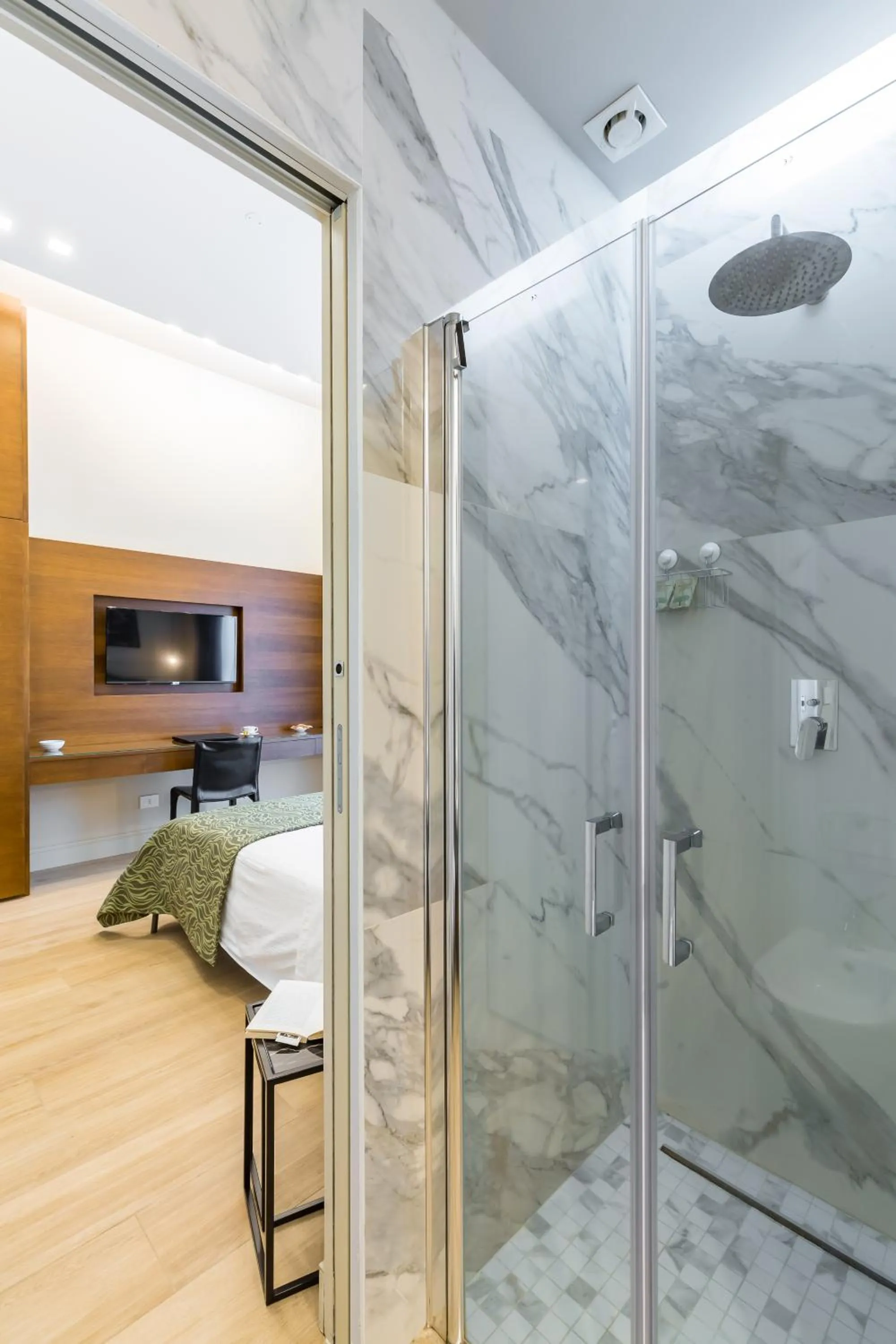 Shower, Bed in B&B Civico 33