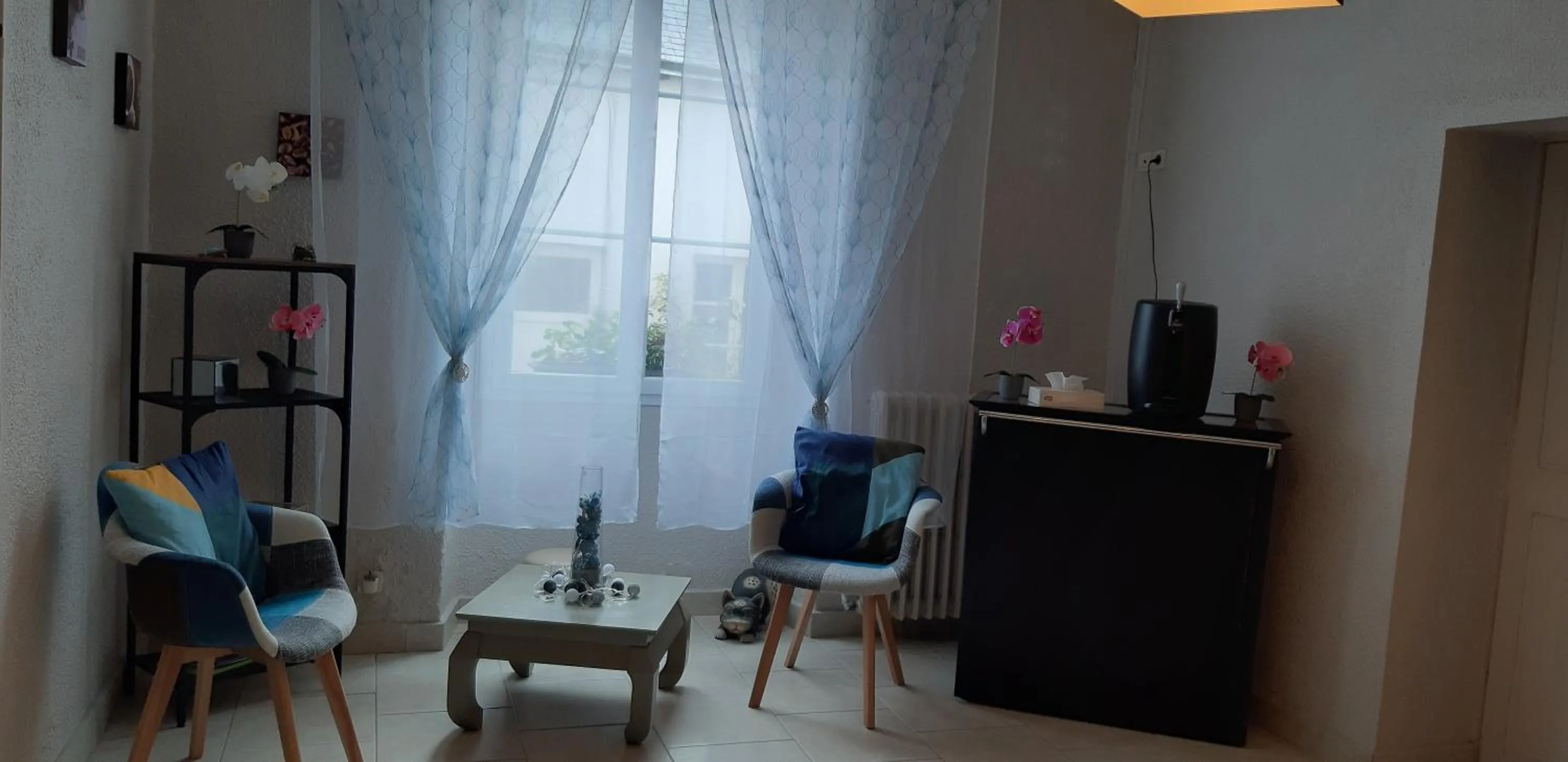 Communal lounge/ TV room in Hotel Saint François Précigné Soirée étape sur demande Proche Sablé-sur-Sarthe