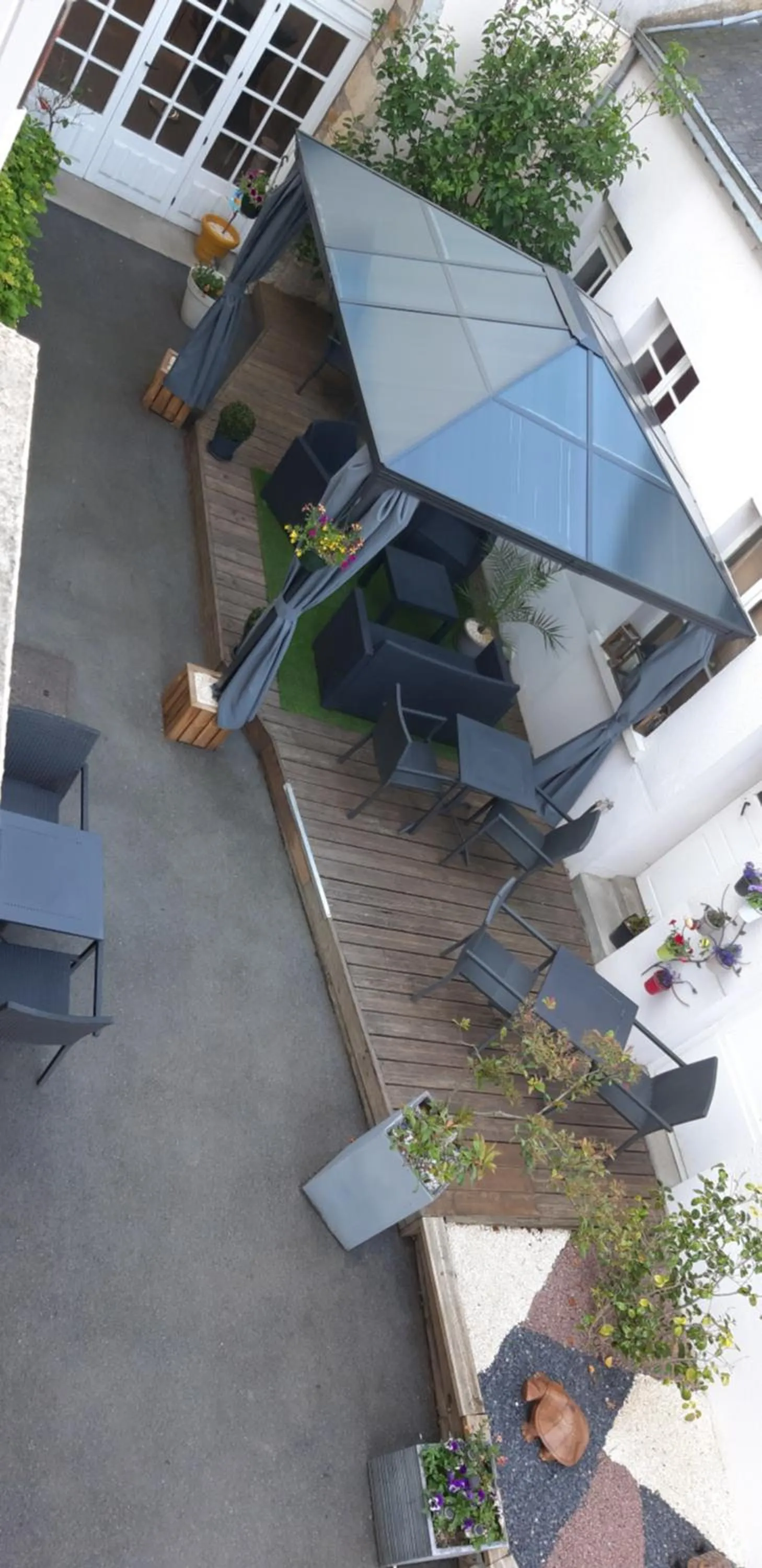 Patio in Hotel Saint François Précigné Soirée étape sur demande Proche Sablé-sur-Sarthe